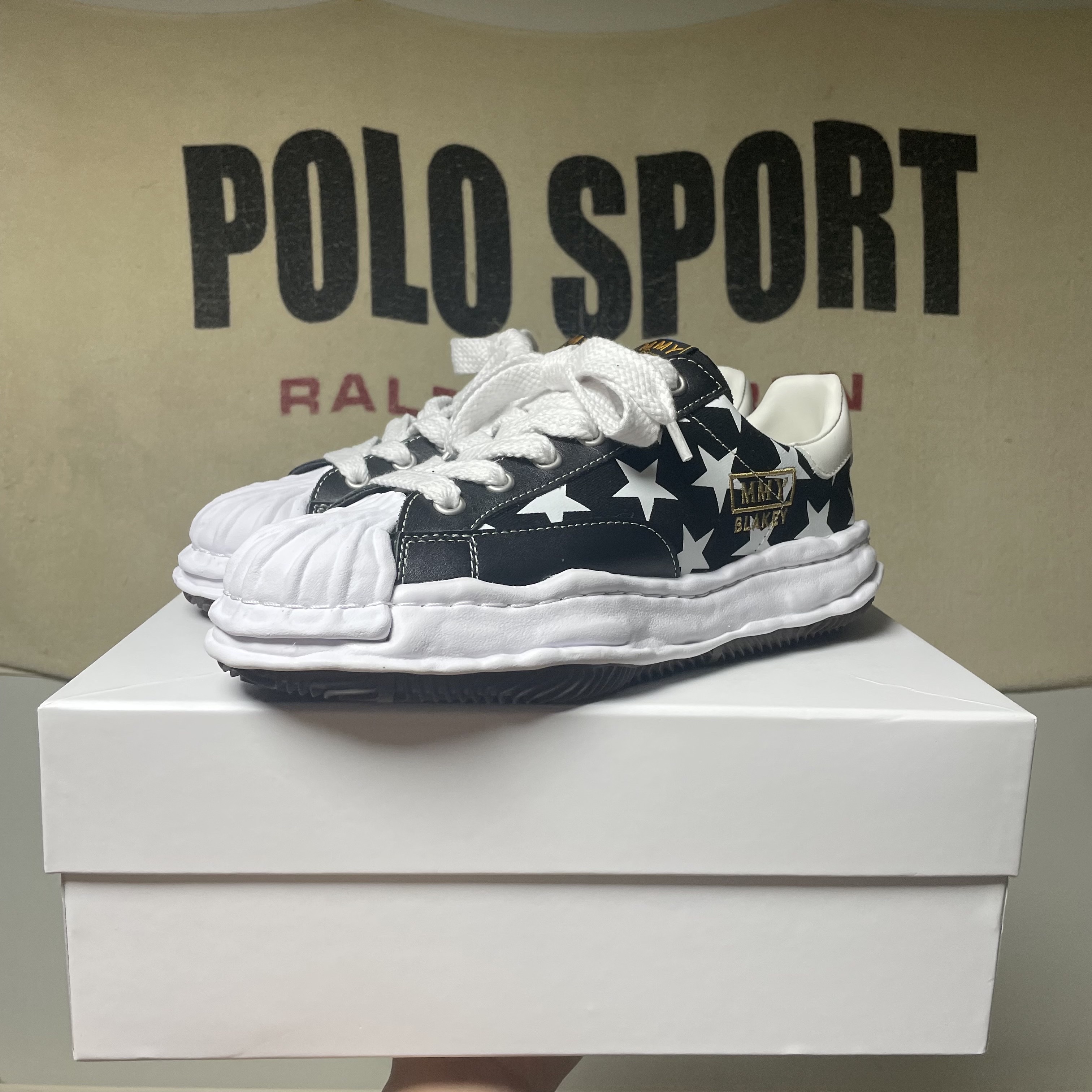 Maison Mihara Yasuhiro x Atmos Blakey OG Sole Star Print Low-top Sneakers Black 착용 스타일
