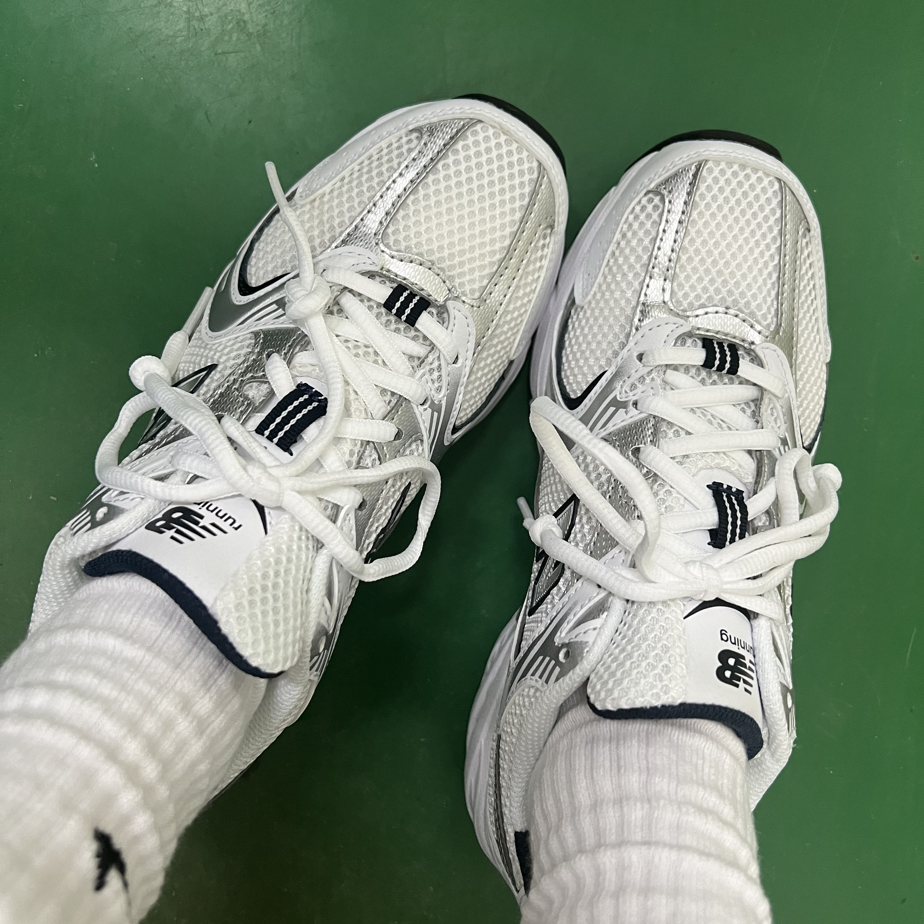 New Balance 530 White 착용 스타일 - 2