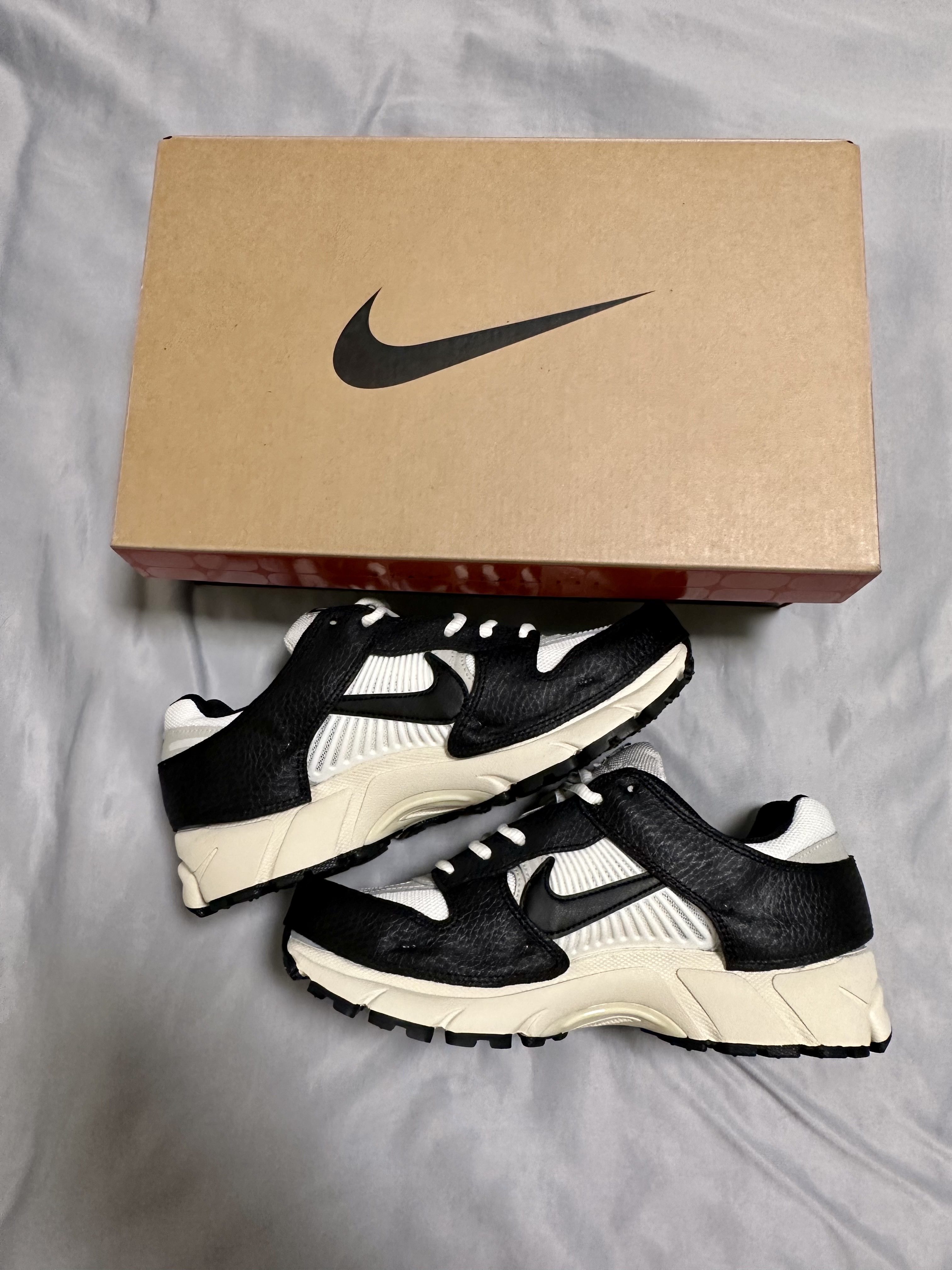 (W) Nike Zoom Vomero 5 Wolf Grey and Black 착용 스타일 - 2