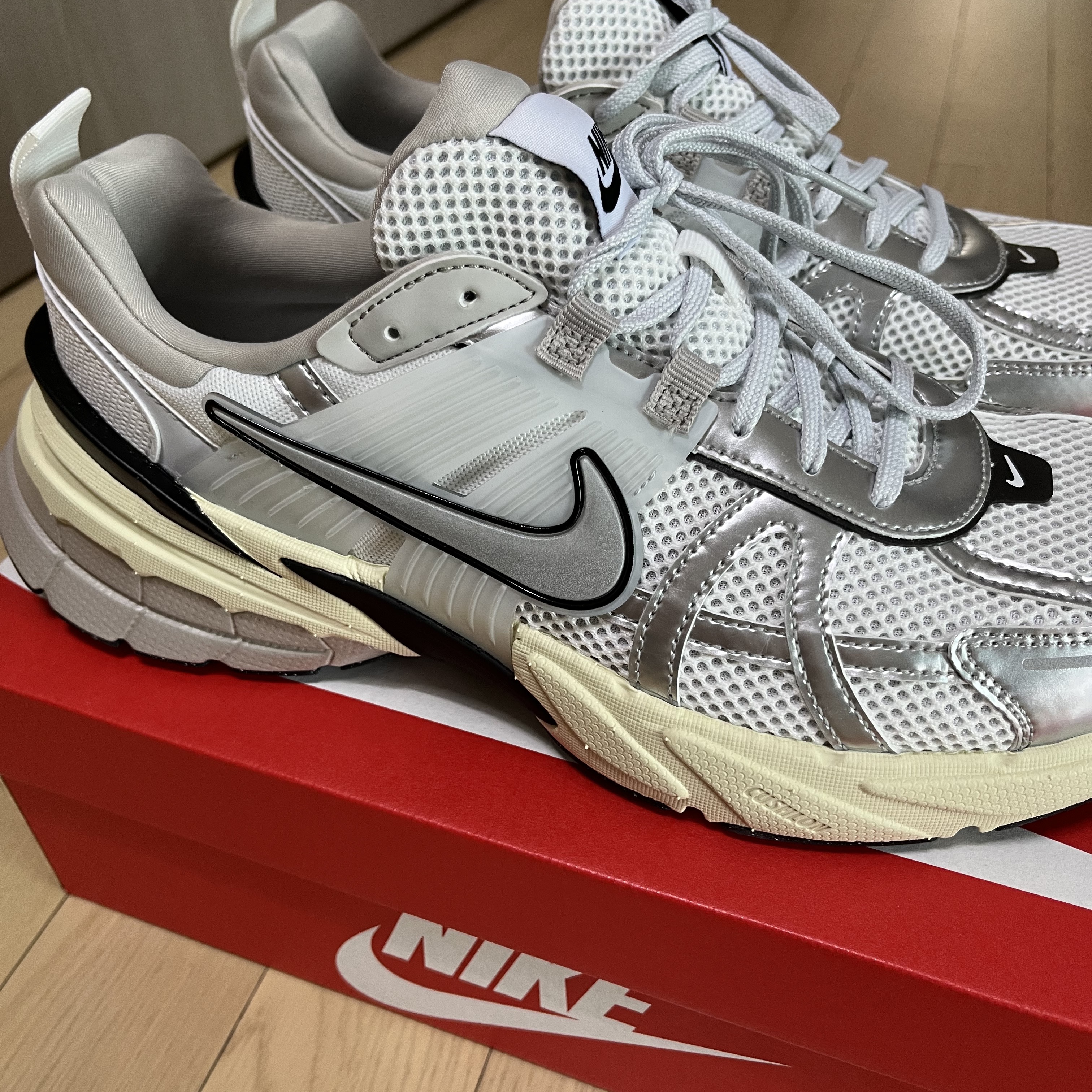 Nike V2K Run Summit White Metallic Silver 착용 스타일