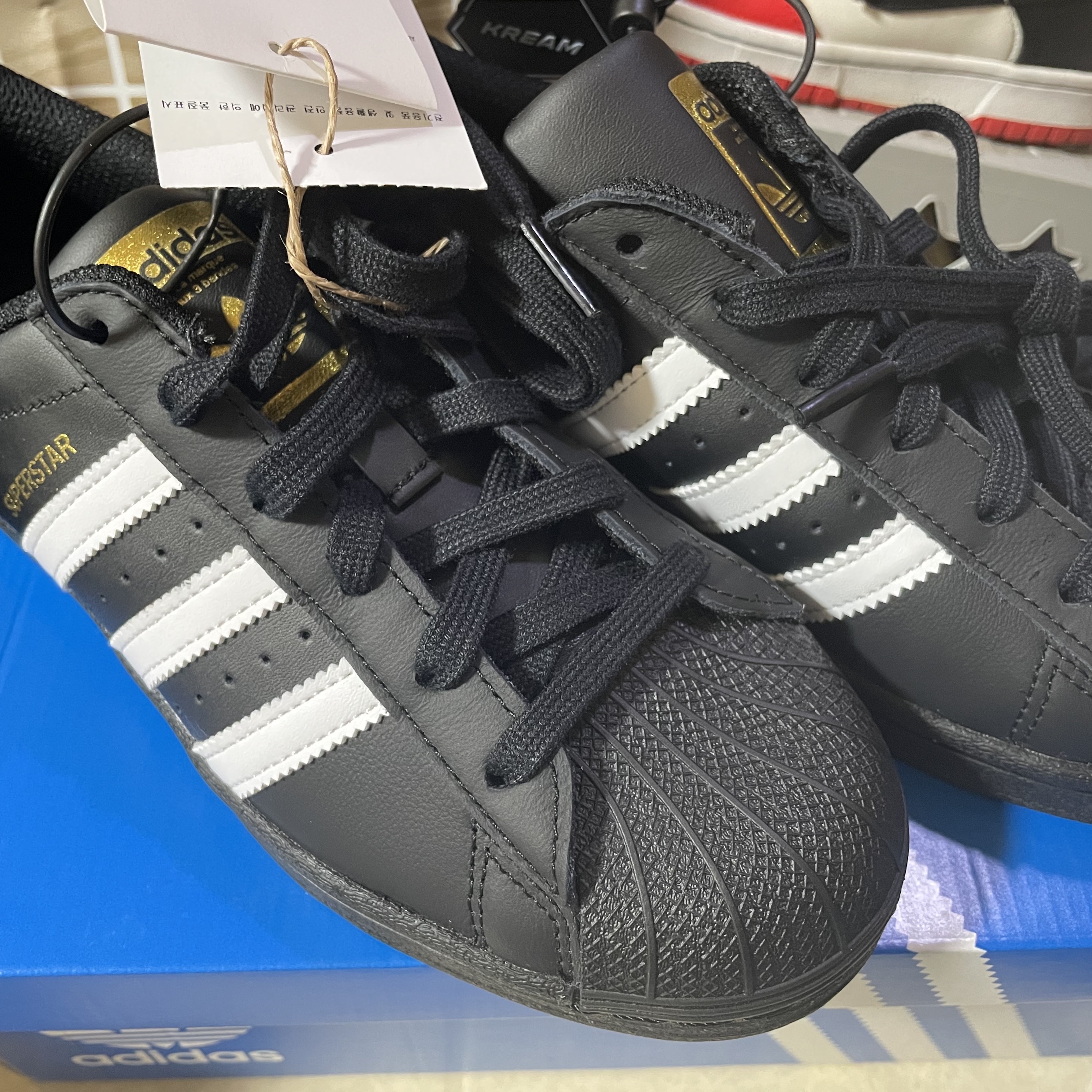 Adidas Superstar Core Black White 착용 스타일