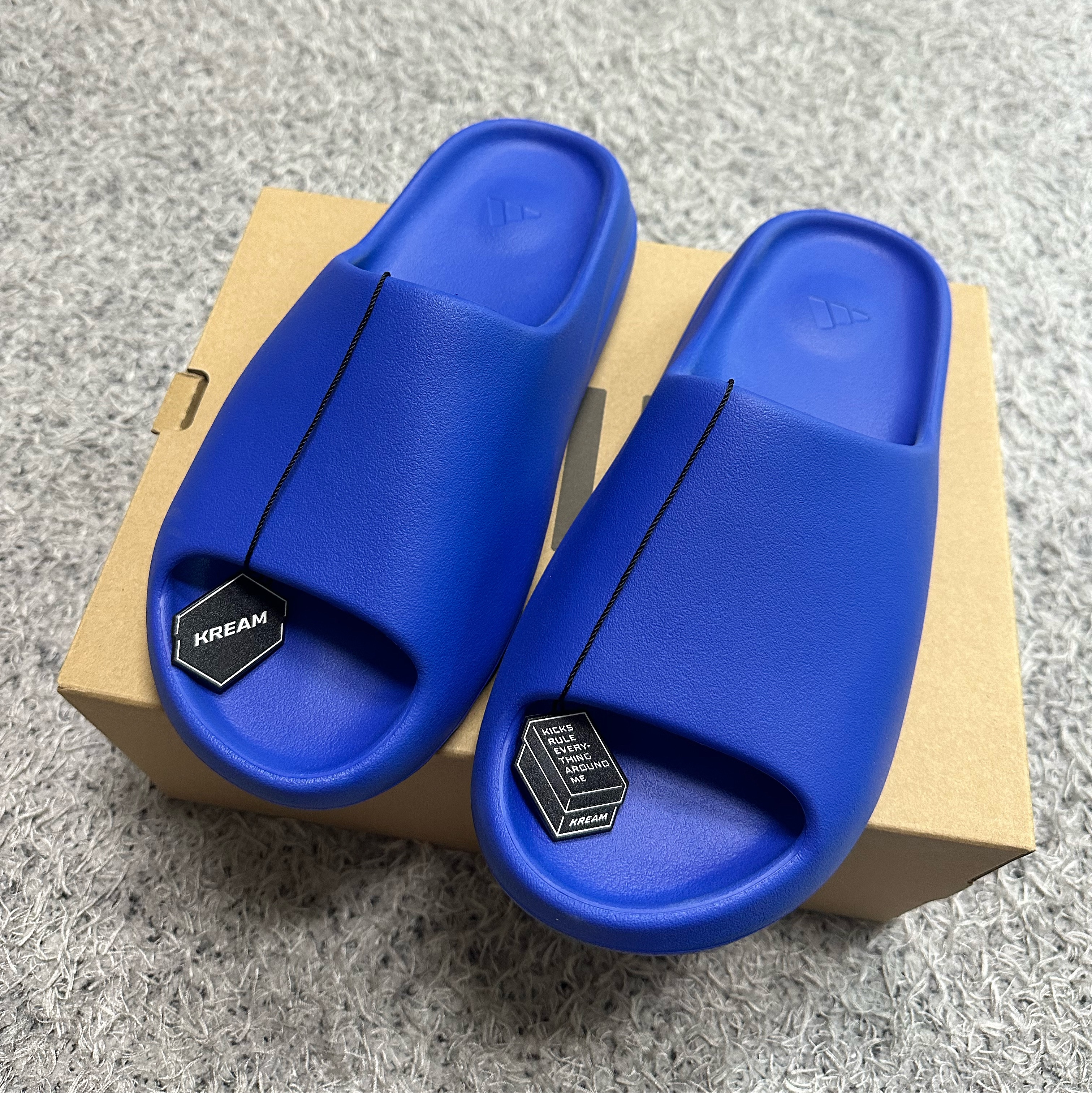 Adidas Yeezy Slide Azure 착용 스타일