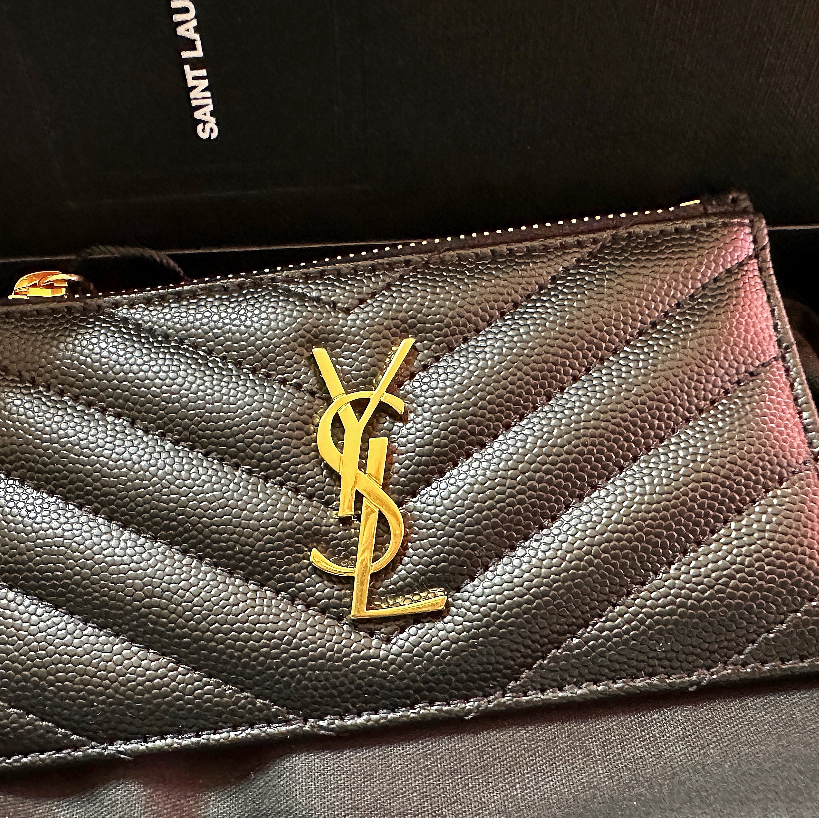 Saint Laurent Gold Monogram Fragments Zipped Card Case in Grain de Poudre Embossed Leather Black 착용 스타일