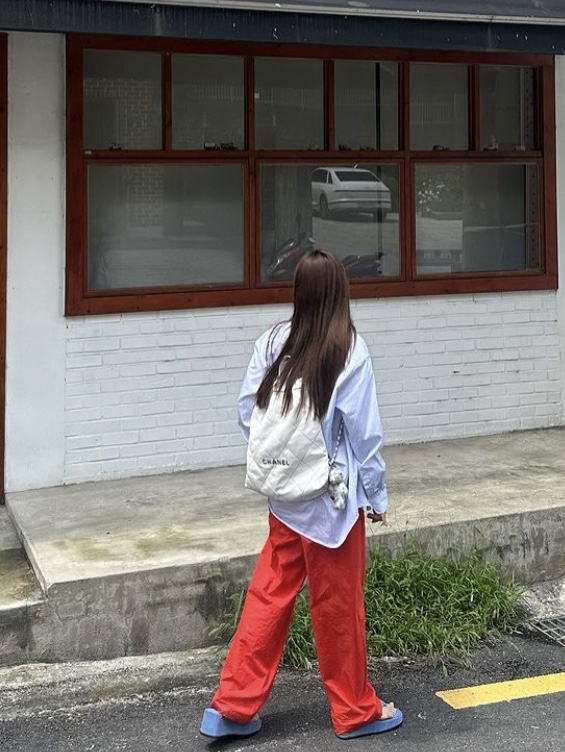 Chanel 22 Backpack Shiny Calfskin & Gold White 착용 스타일