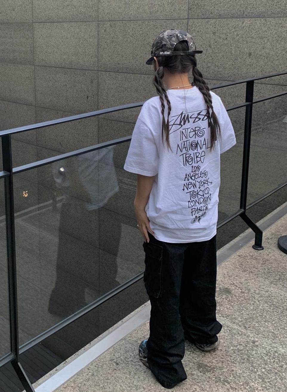 Stussy Tribe Stack T-Shirt White, Adidas Yeezy Foam RNNR MX Cinder 착용 스타일