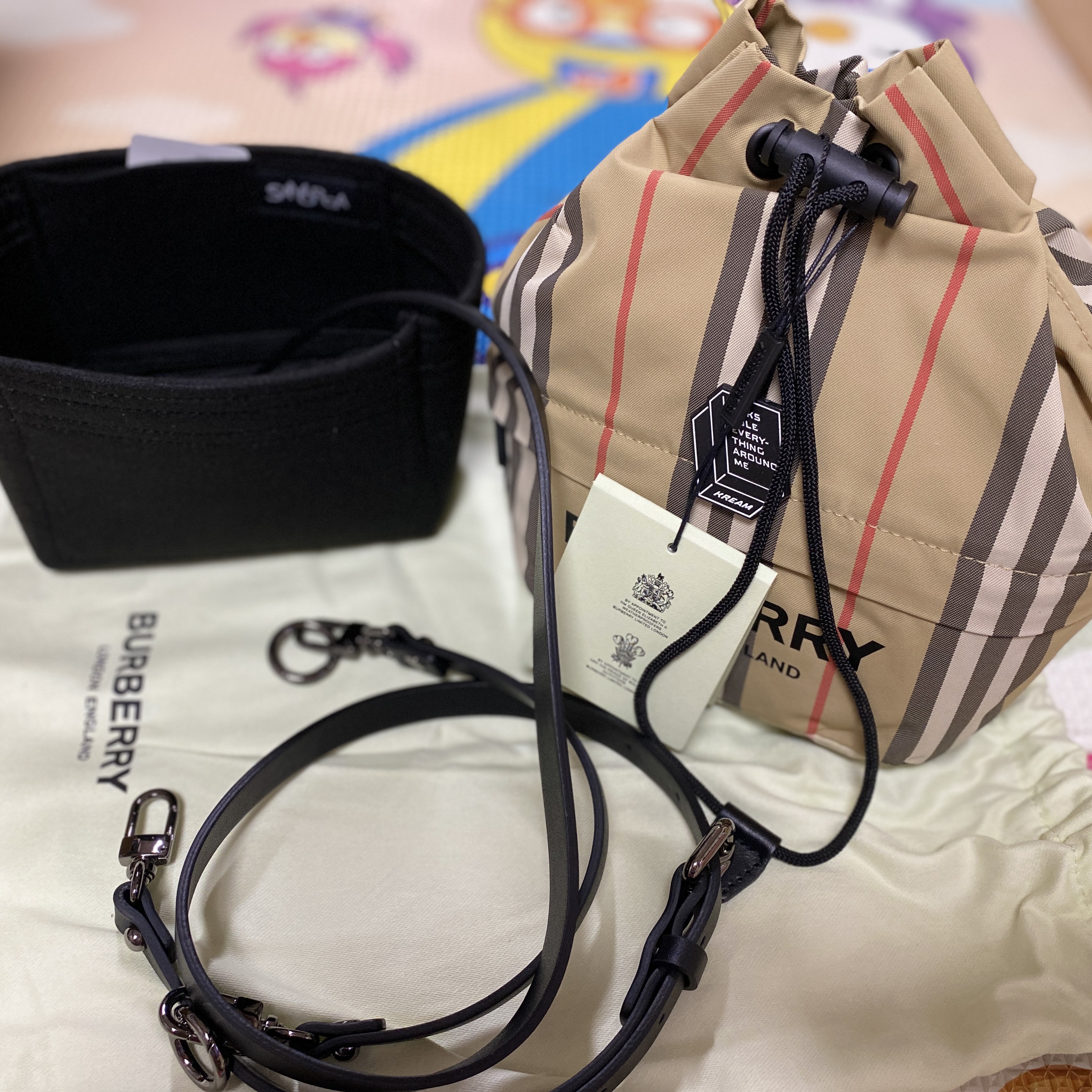 Burberry Icon Stripe Econyl Drawcord Pouch Archive Beige 착용 스타일