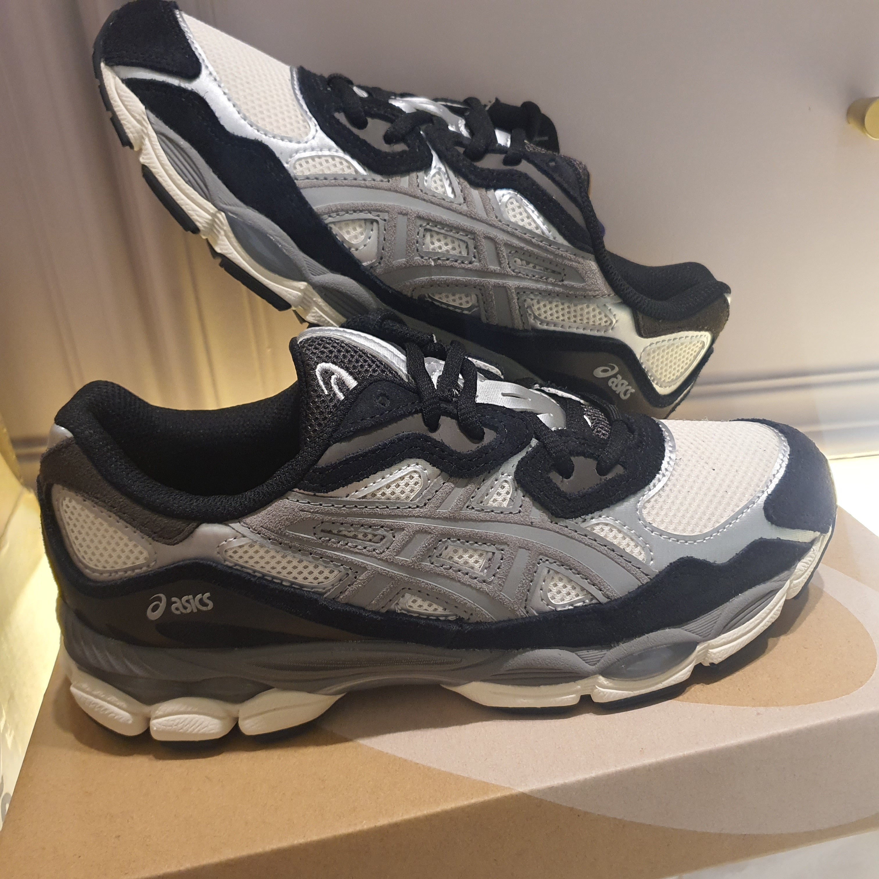 Asics Gel-NYC White Oyster Grey, Asics Gel-NYC Concrete Oatmeal 착용 스타일 - 3