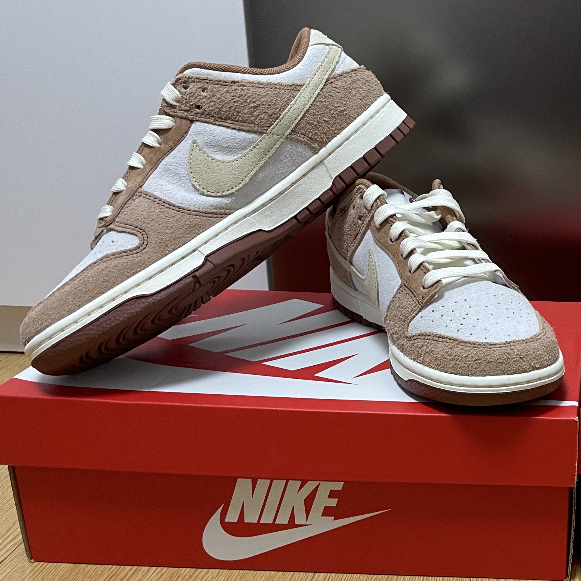 Nike Dunk Low Pro Premium Medium Curry, Jordan 1 x Travis Scott Retro Low OG SP Black Phantom 착용 스타일 - 1