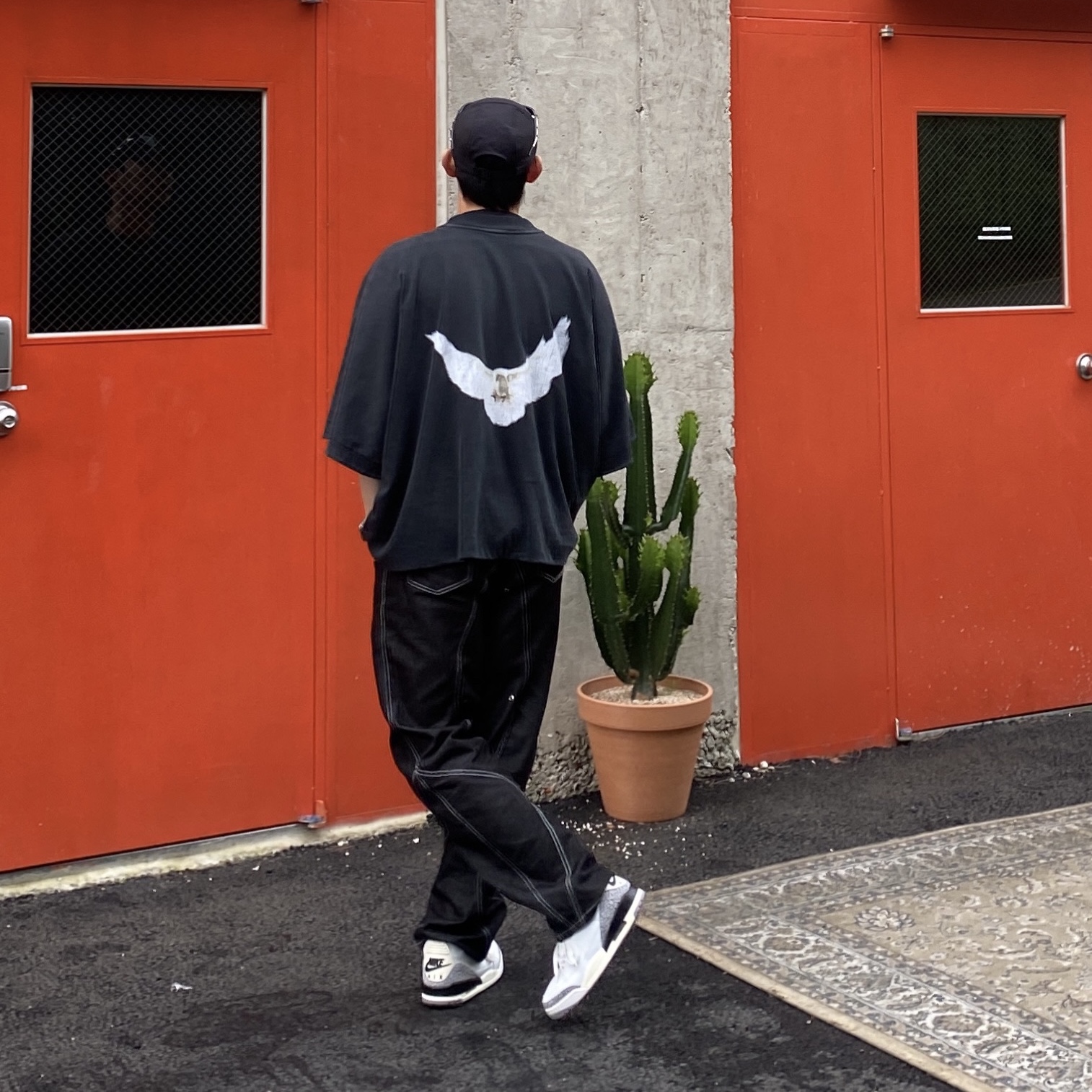 Gentle Monster Paso 01 Black, Yeezy Gap Engineered By Balenciaga Dove No Seam T-Shirt Black 착용 스타일 - 3