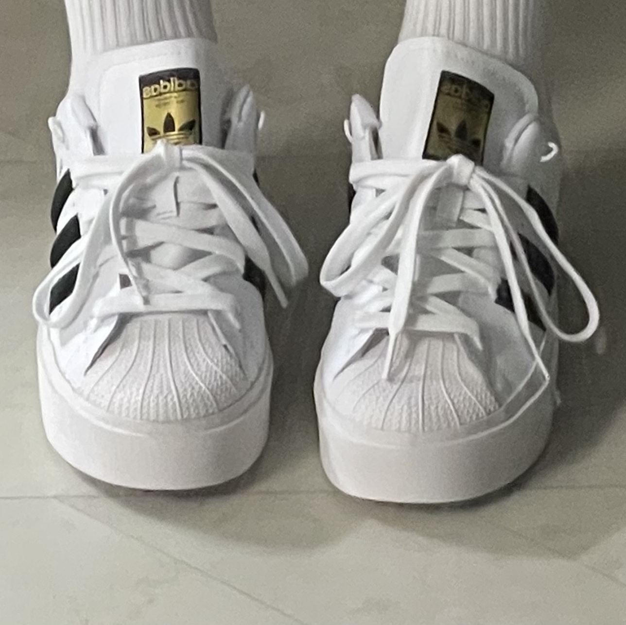 (W) Adidas Superstar Bonega Cloud White Core Black 착용 스타일