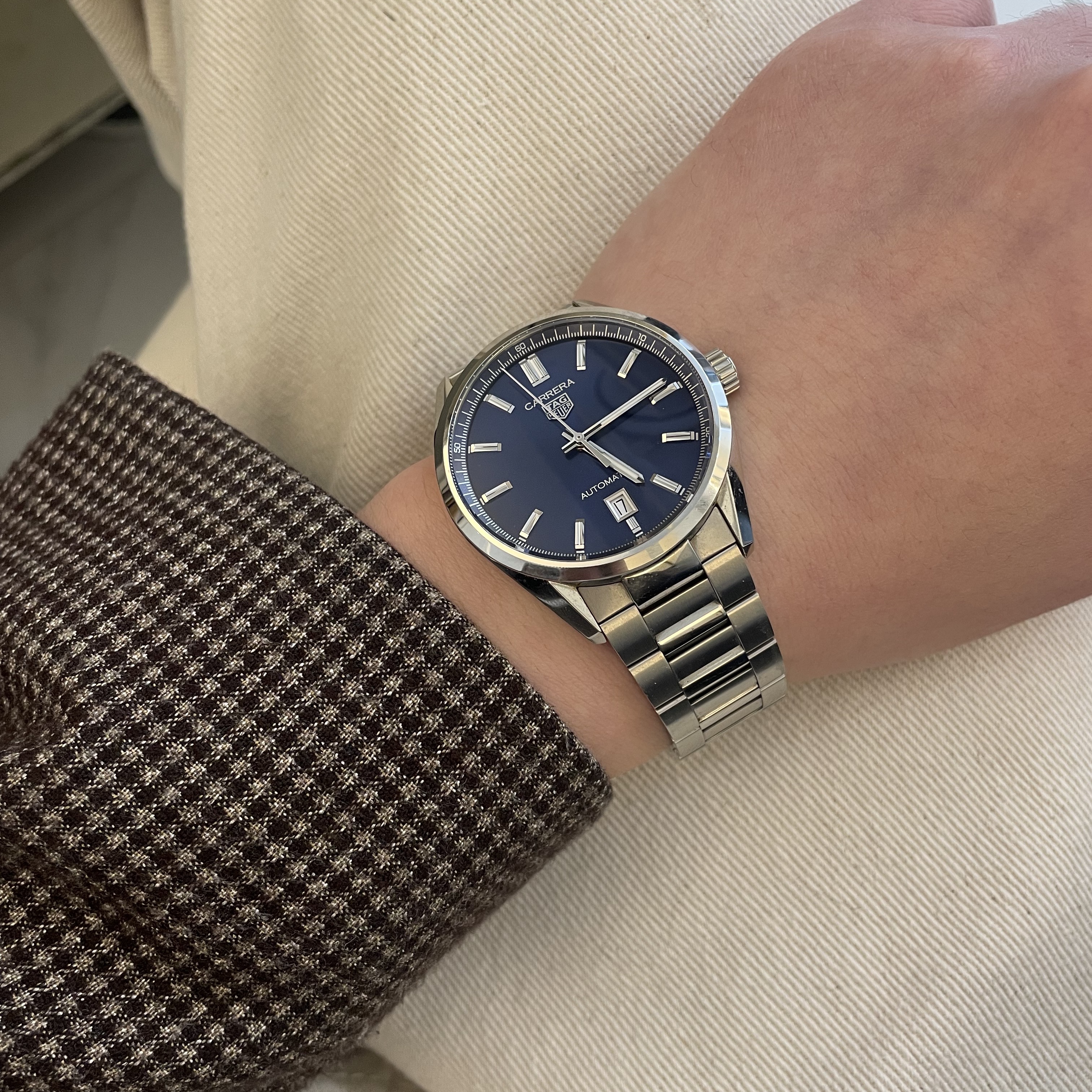 TAG Heuer Carrera Date Calibre 5 Automatic Steel Blue 착용 스타일 - 3