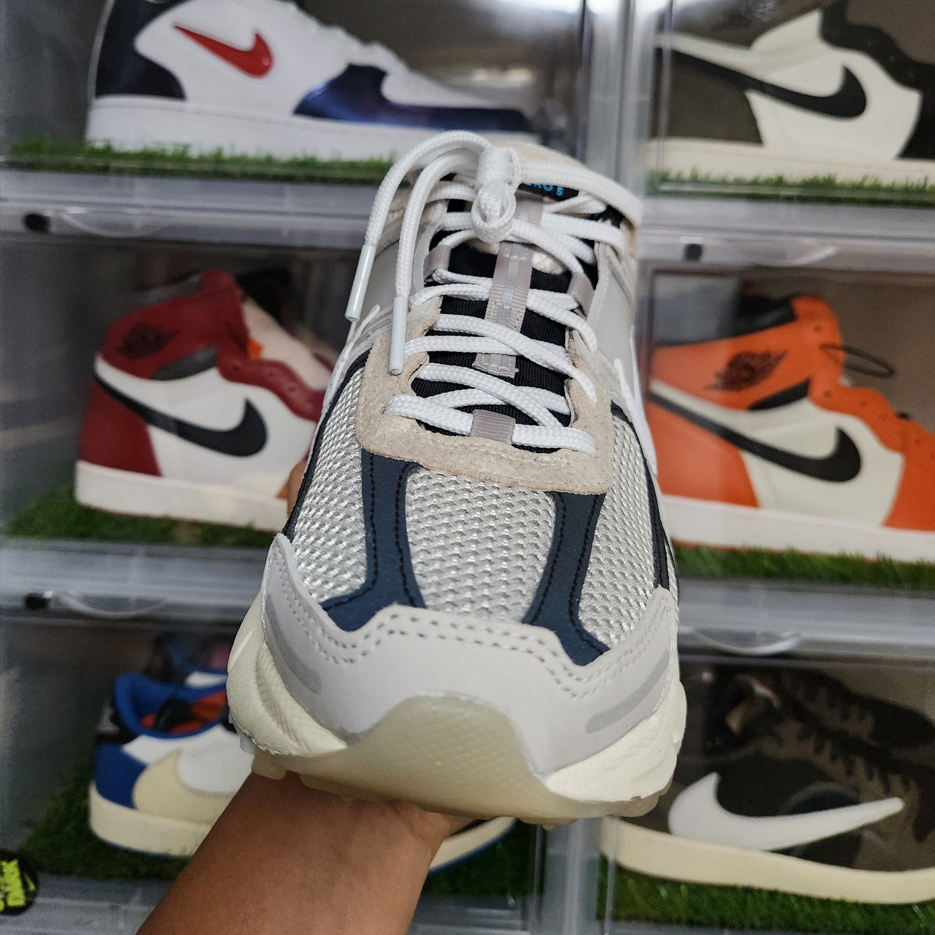 Nike Zoom Vomero 5 Light Bone and Black 착용 스타일 - 4