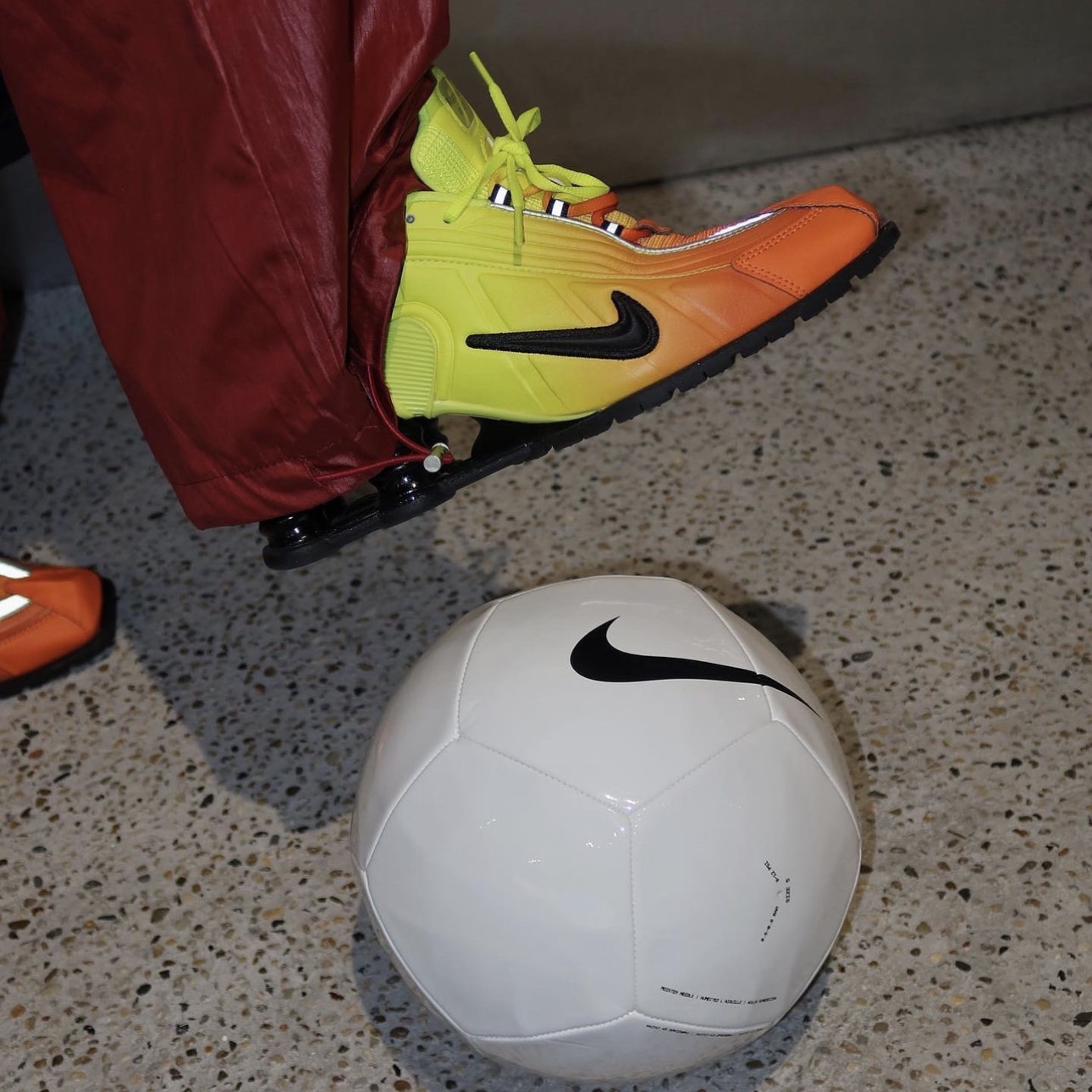 Nike x Martine Rose Shox MR4 Safety Orange 착용 스타일 - 5
