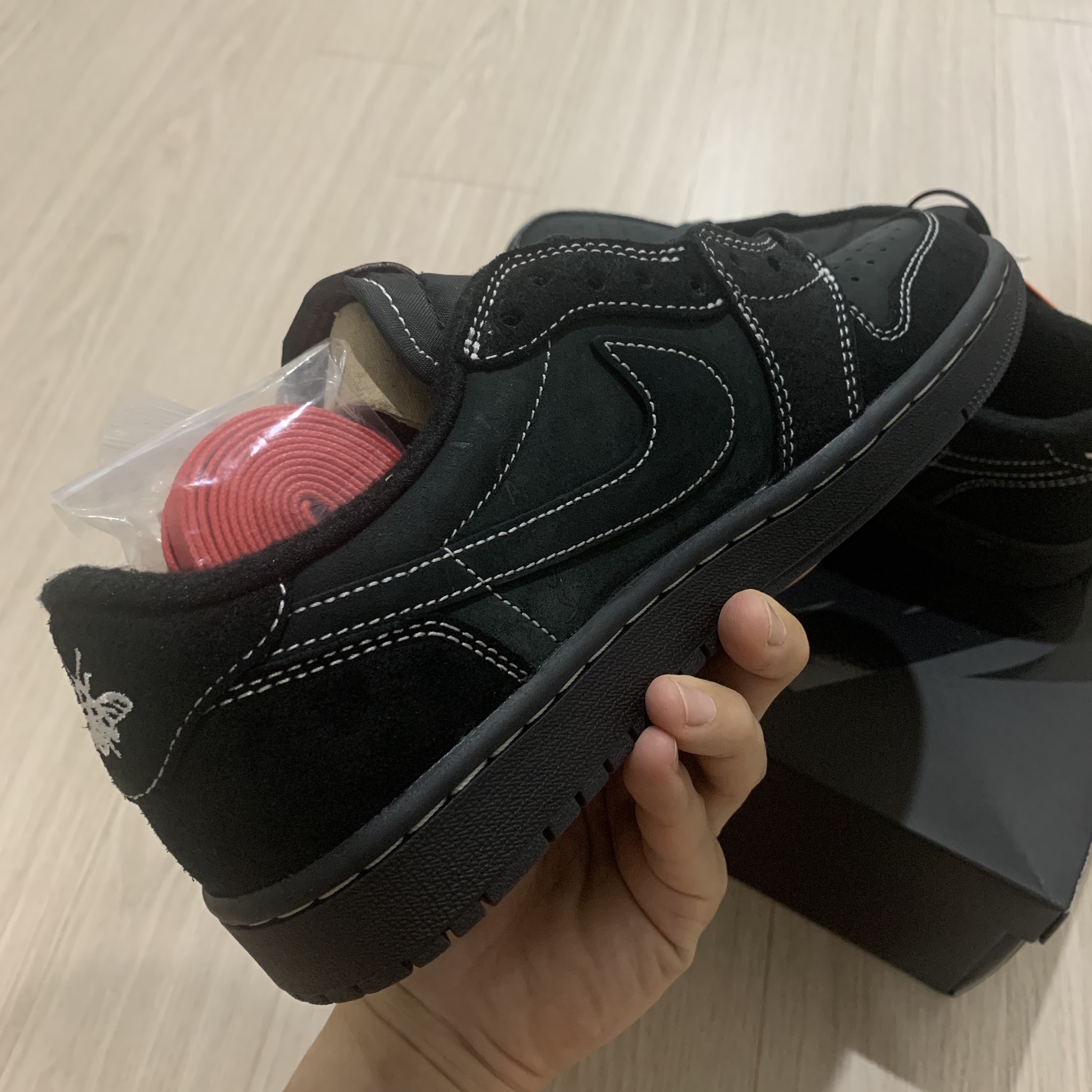 Jordan 1 x Travis Scott Retro Low OG SP Black Phantom 착용 스타일 - 4