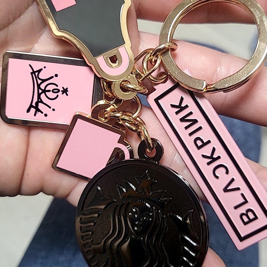 Starbucks x Blackpink Keychain 착용 스타일
