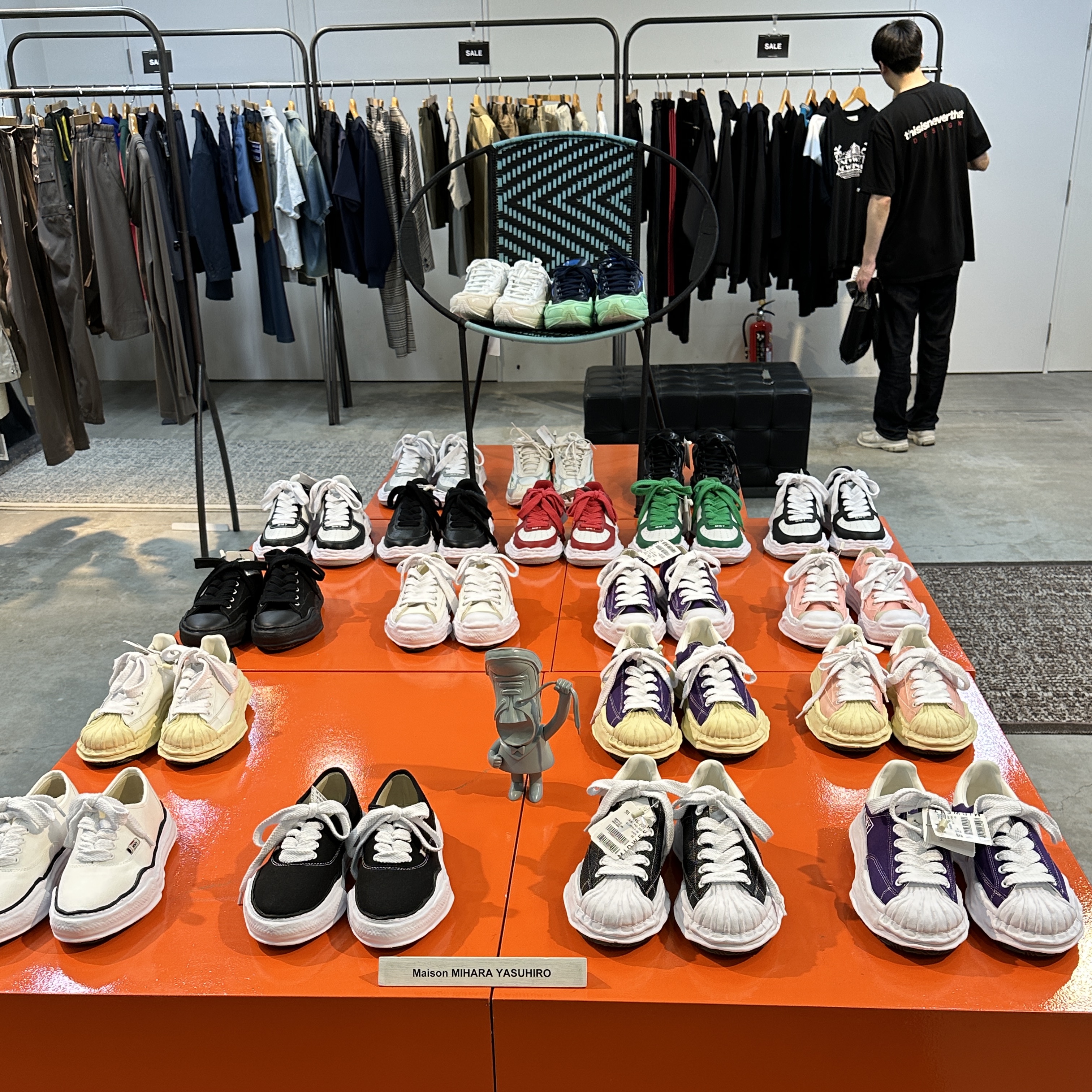 Maison Mihara Yasuhiro Blakey VL OG Sole Canvas Low-top Sneakers Black, Play Comme des Garcons Red Heart Polo Shirt White 착용 스타일 - 2
