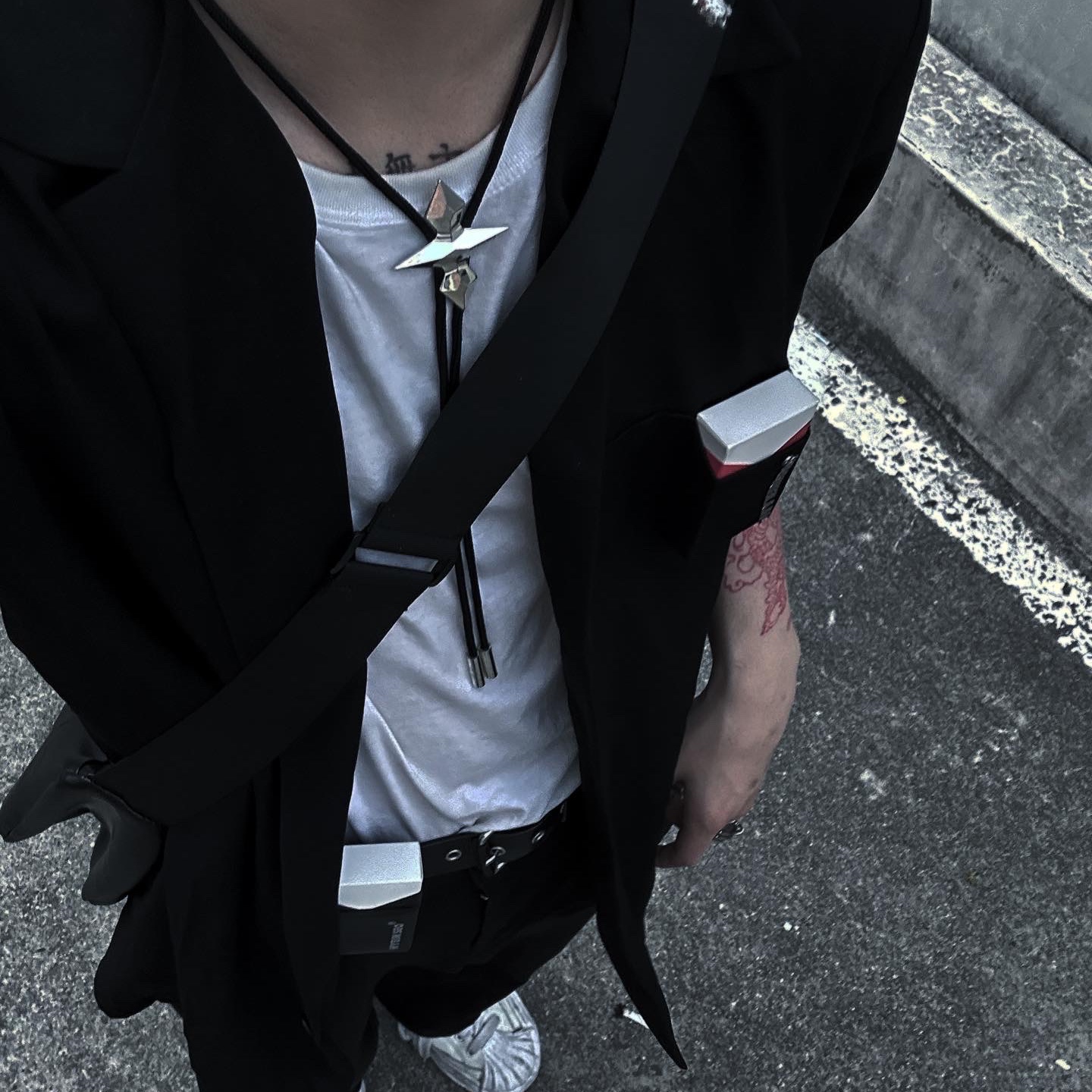 Maison Mihara Yasuhiro Blakey OG Sole Canvas Low-top Sneakers White, COS Quilted Oversized Shoulder Bag Off White Light Beige 착용 스타일 - 2