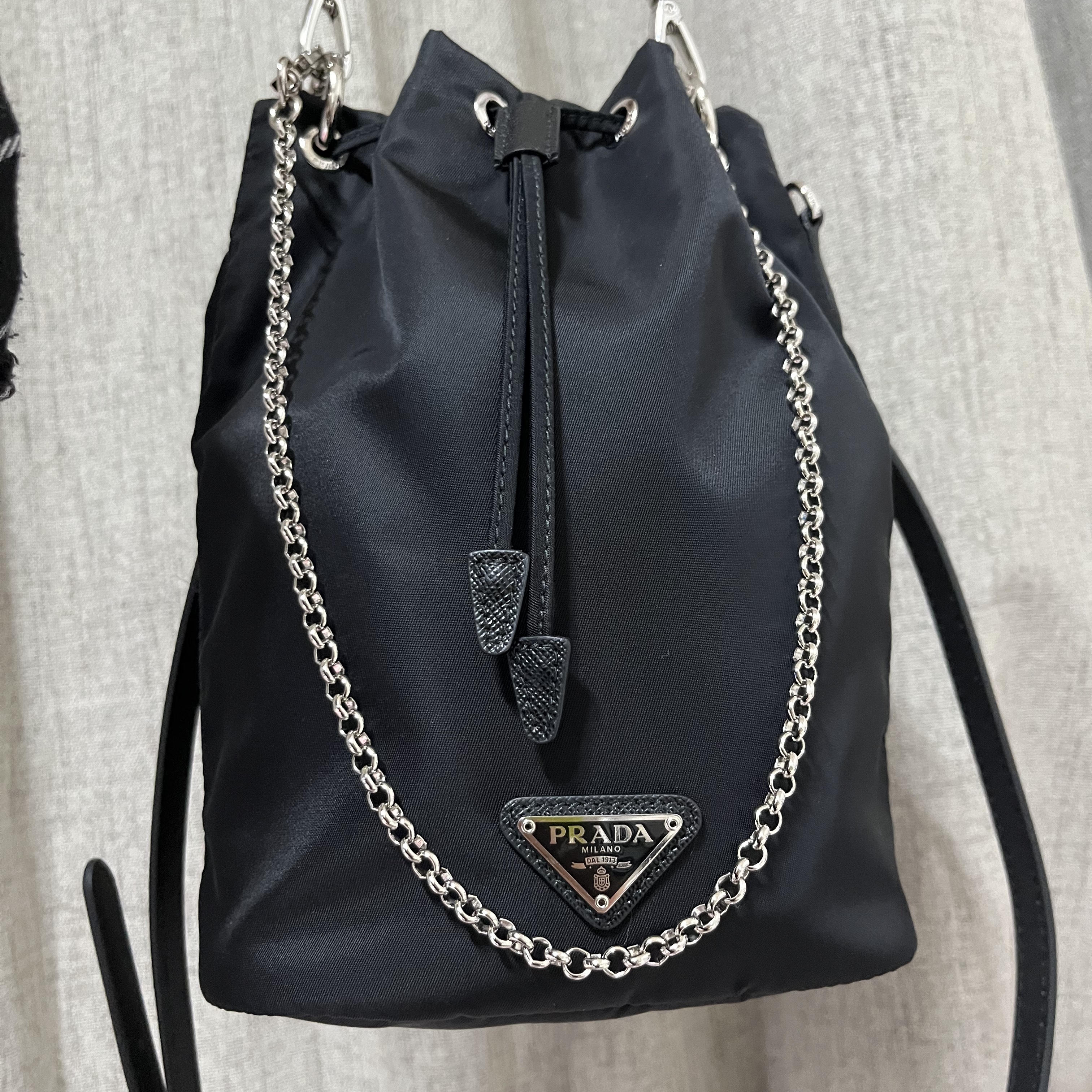 Prada Re-Nylon Drawstring Pouch Black 착용 스타일