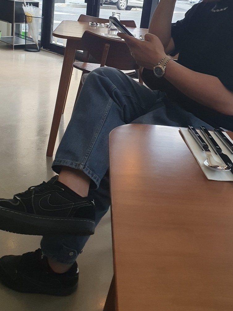 Jordan 1 x Travis Scott Retro Low OG SP Black Phantom, Nike x Kasina Dunk Low Road Sign - Kasina Exclusive 착용 스타일 - 1