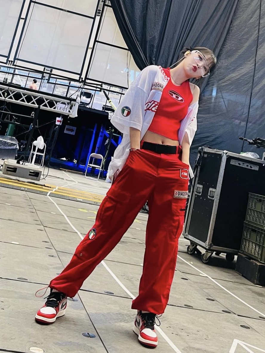 (W) Diesel M-Onerva-Top Cut-Out Knit Top with Logo Plaque Red, Jordan 1 Retro High OG Chicago 2022 착용 스타일 - 1