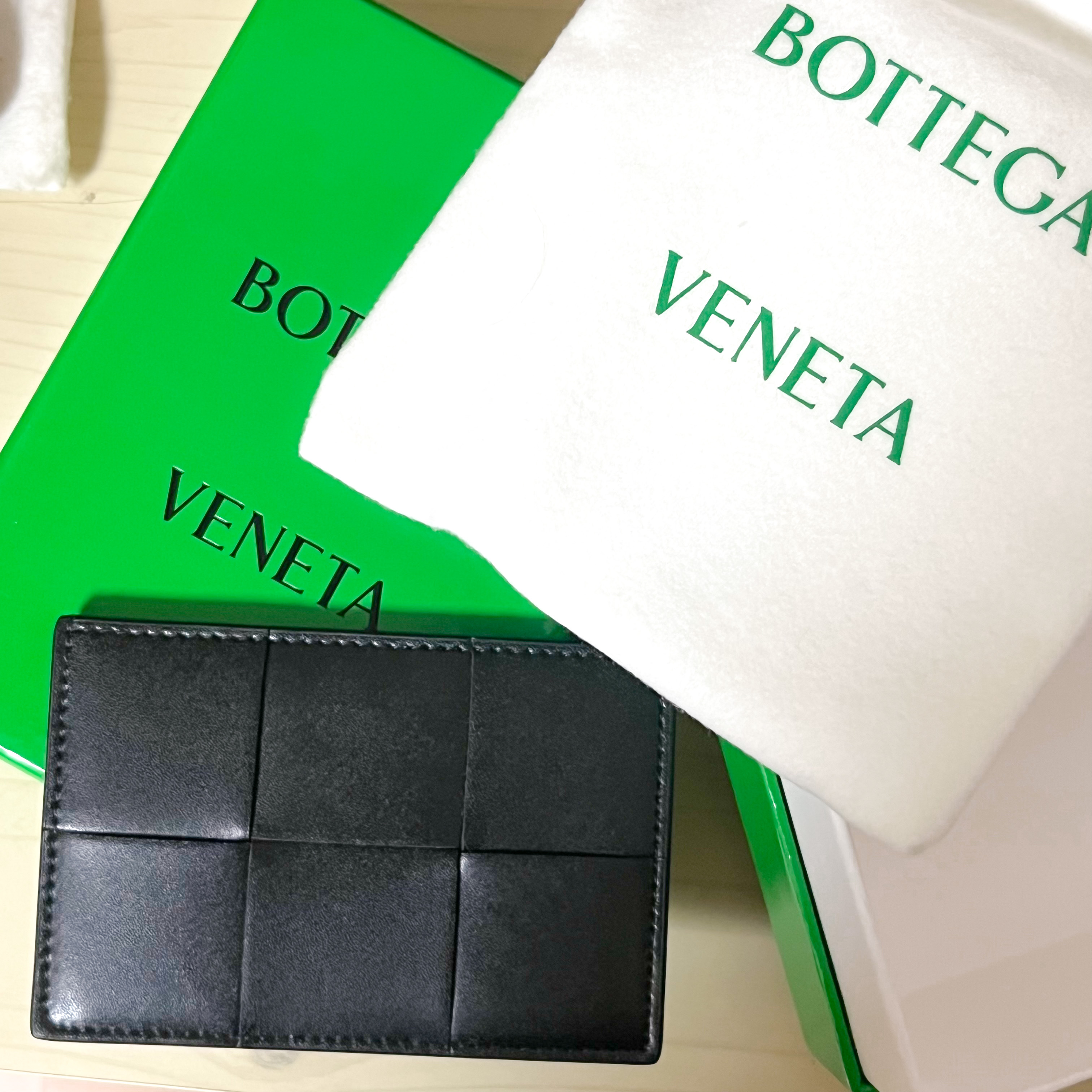 Bottega Veneta Credit Card Case Calfskin Black 착용 스타일
