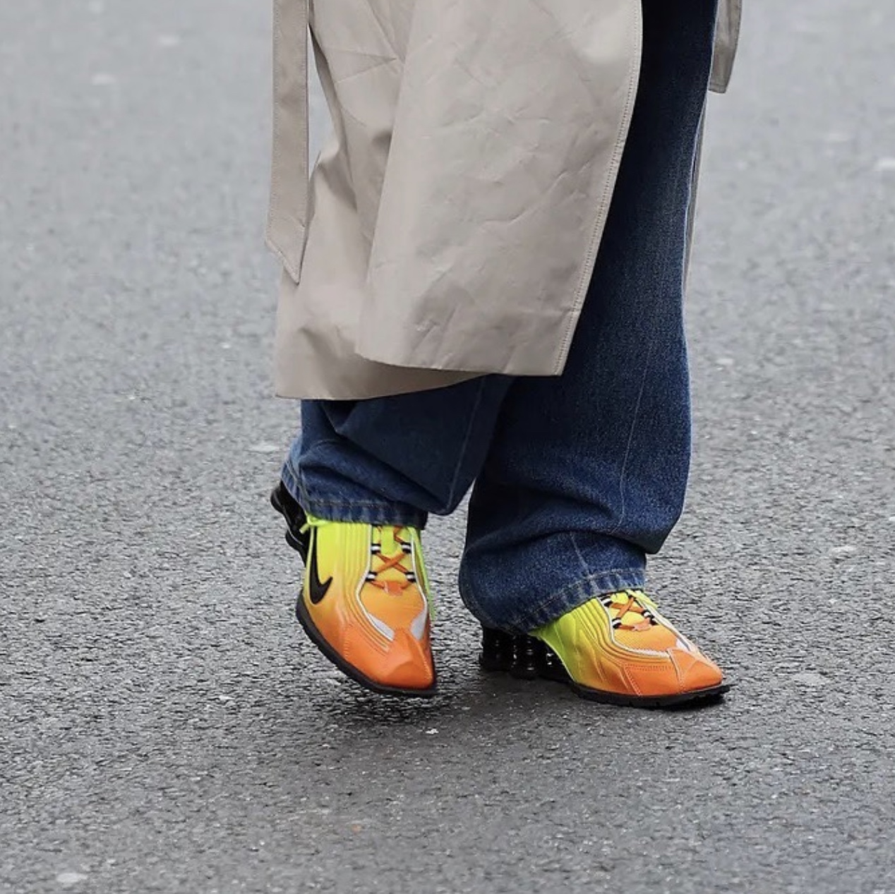Nike x Martine Rose Shox MR4 Safety Orange 착용 스타일 - 1