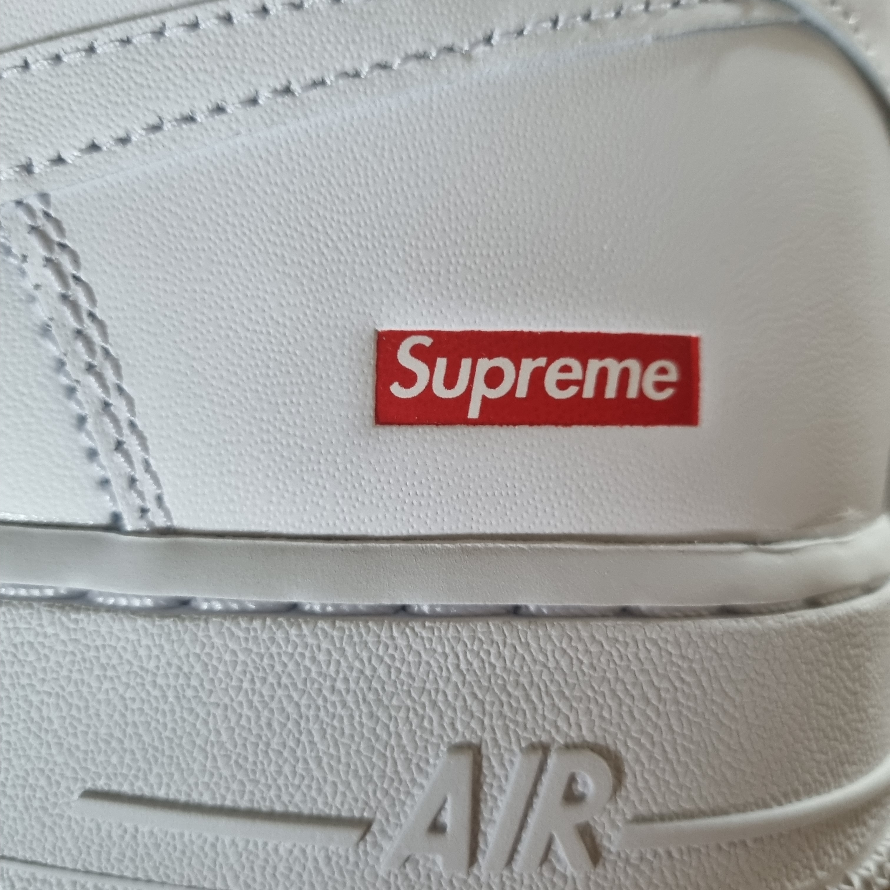Nike x Supreme Air Force 1 Low White 착용 스타일 - 2