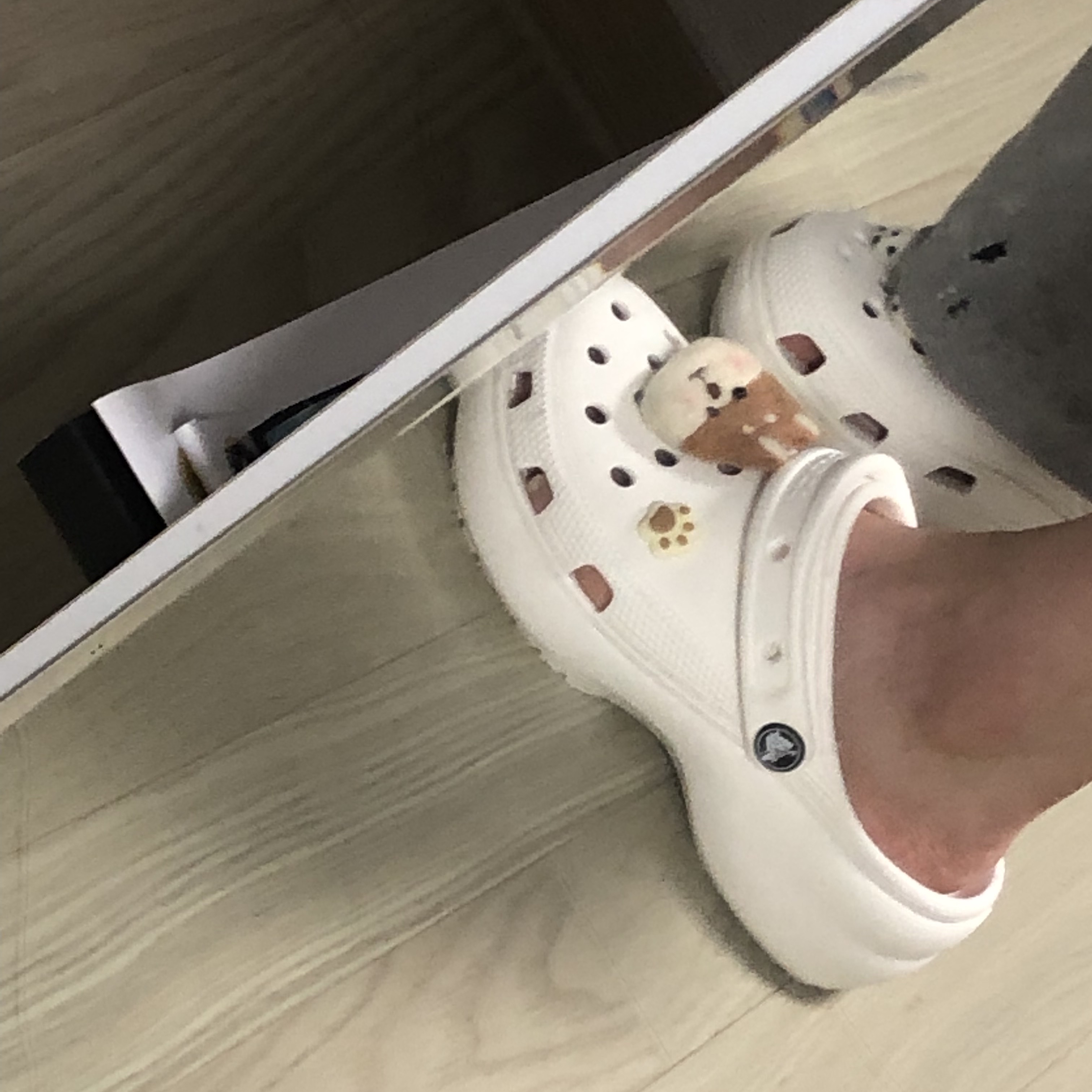 (W) Crocs Classic Platform Clog White 착용 스타일 - 1