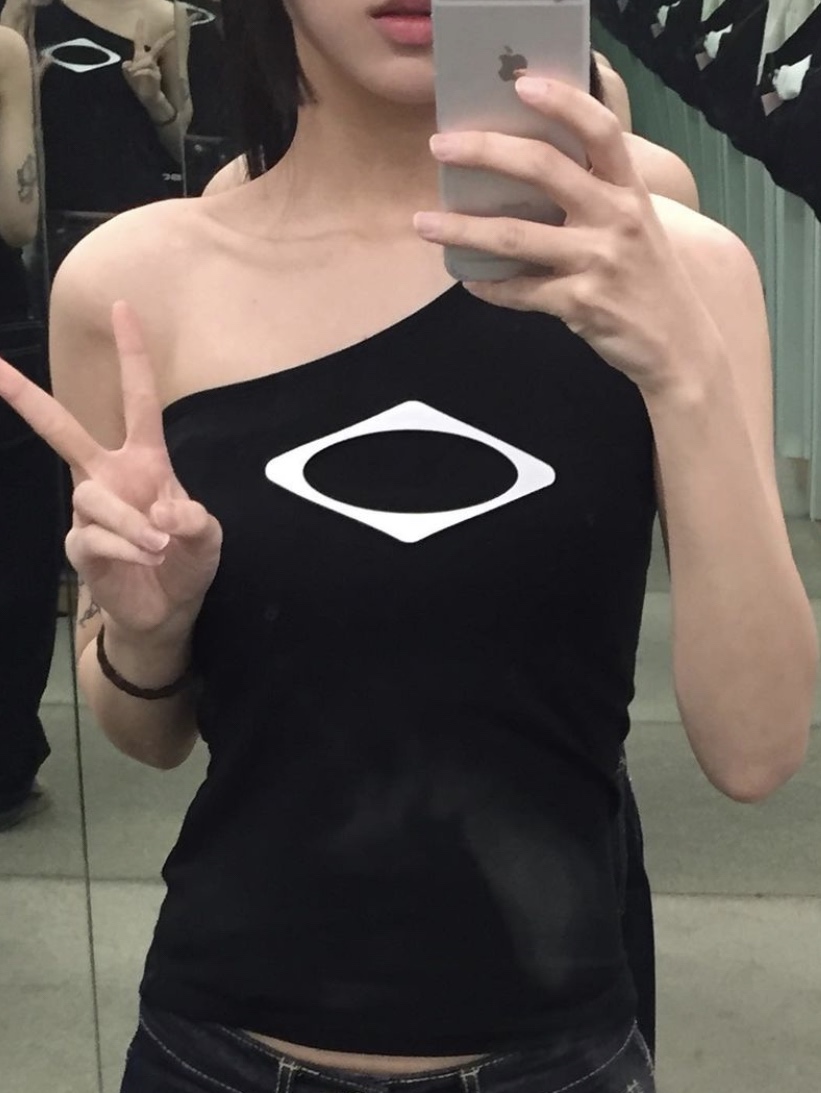 (W) Mischief Rhombus One Shoulder Top Black, (W) Mischief Rhombus One Shoulder Top Pale Violet 착용 스타일