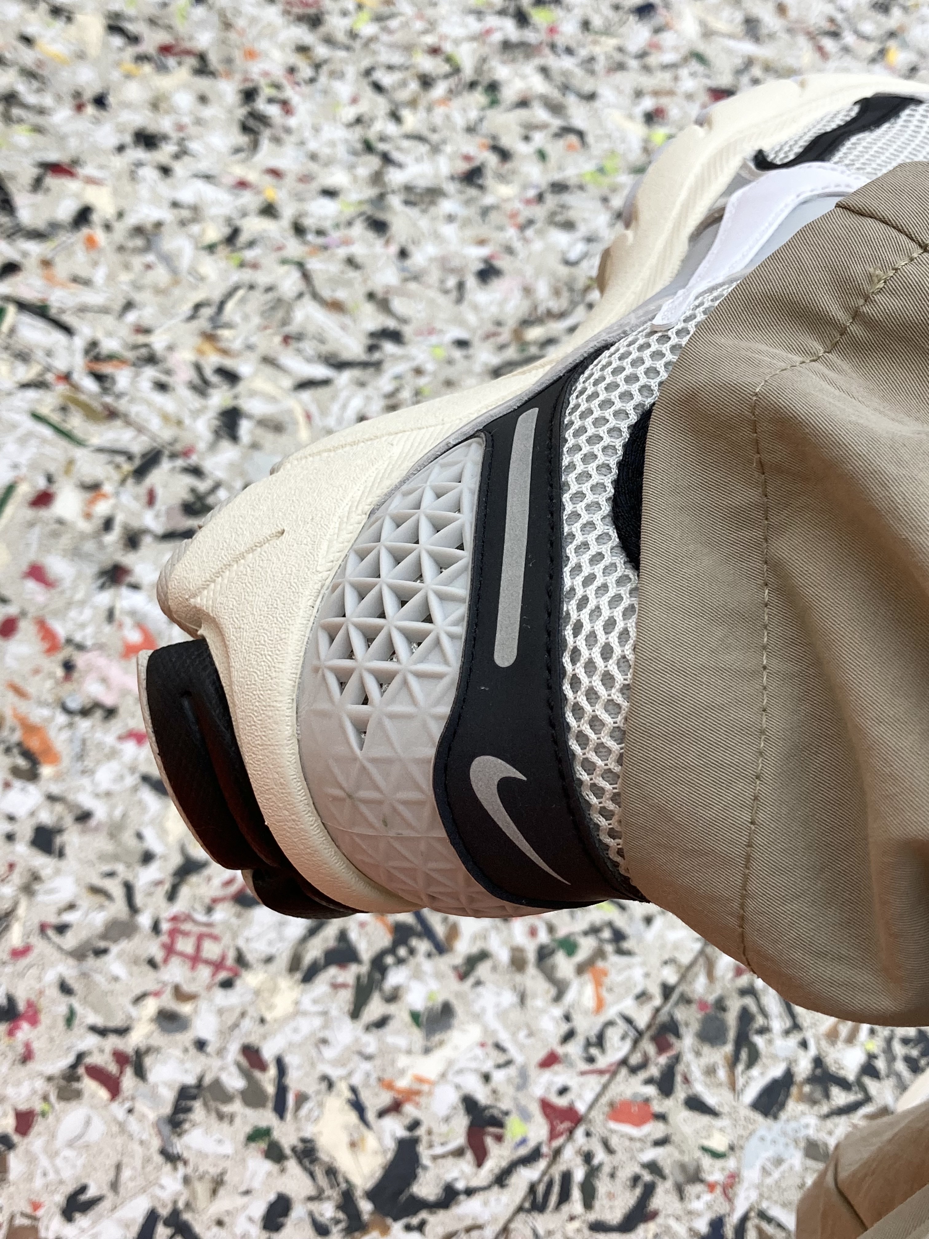 Nike Zoom Vomero 5 Light Bone and Black 착용 스타일 - 3