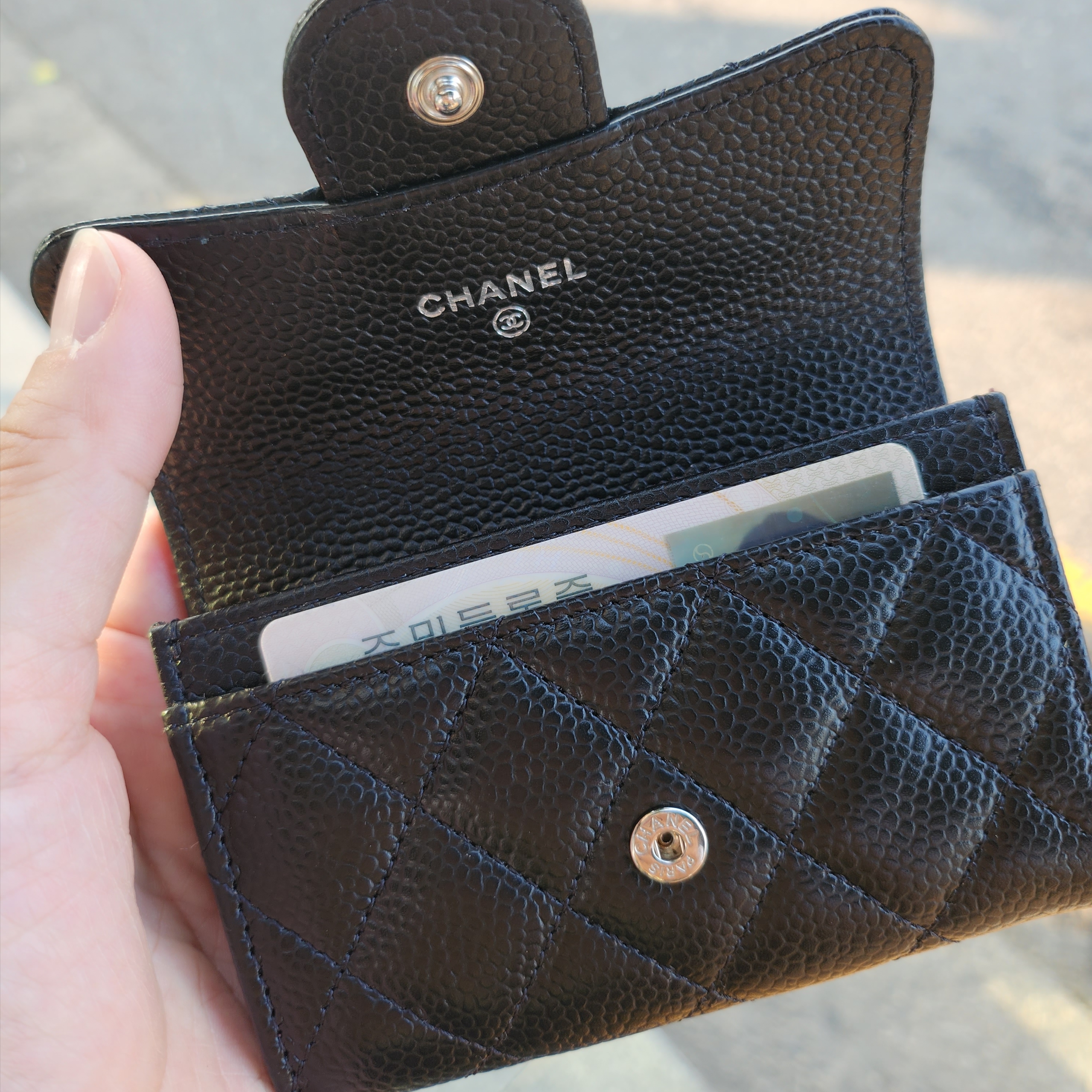 Chanel Classic Card Holder Grained Calfskin & Silver Black 착용 스타일 - 3