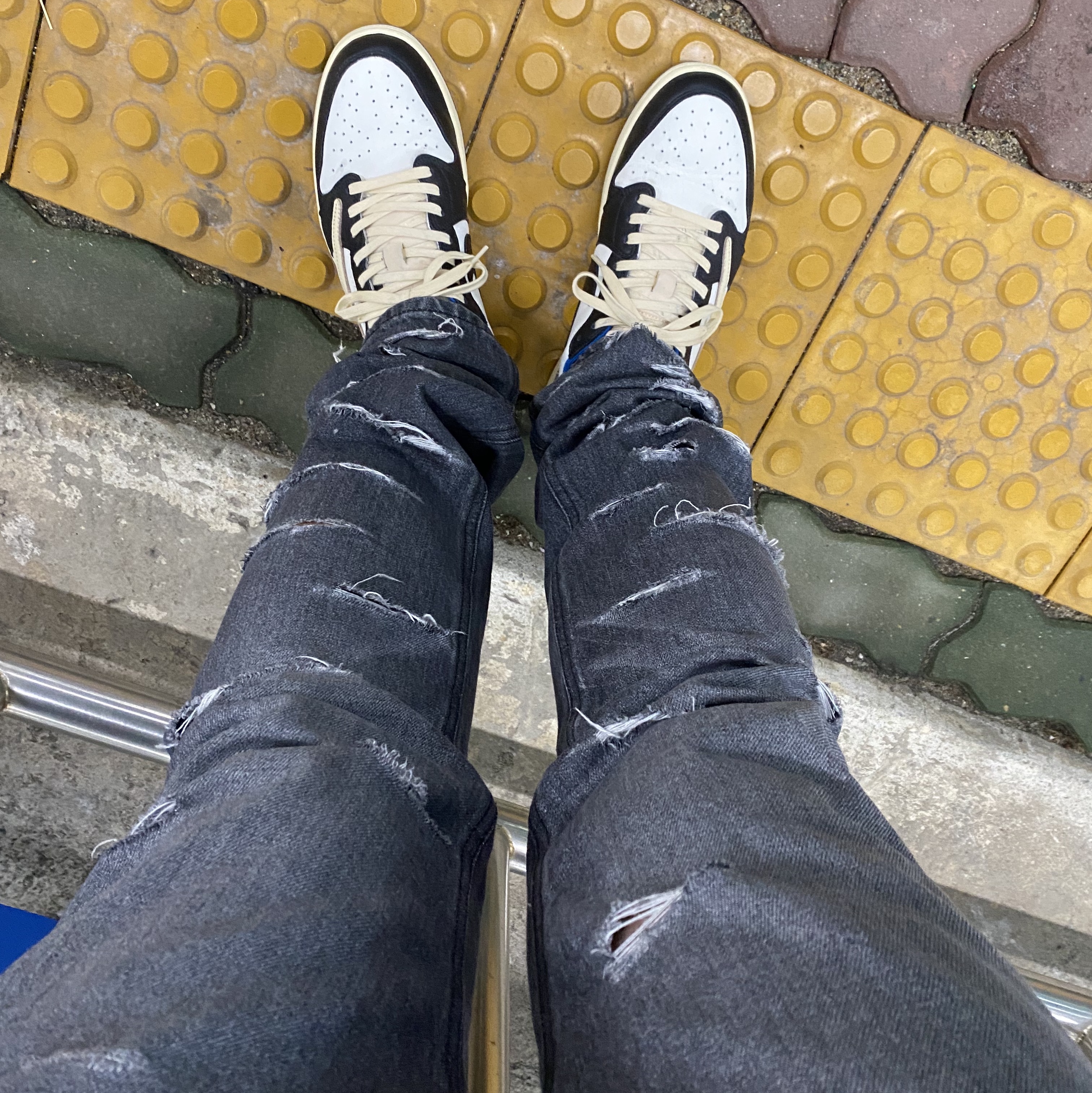 Undermycar Ecdysis Destroyed Wax Coating Jeans with Konic Section Obsidian - 22FW, Jordan 1 x Travis Scott x Fragment Retro Low OG SP Military Blue 착용 스타일