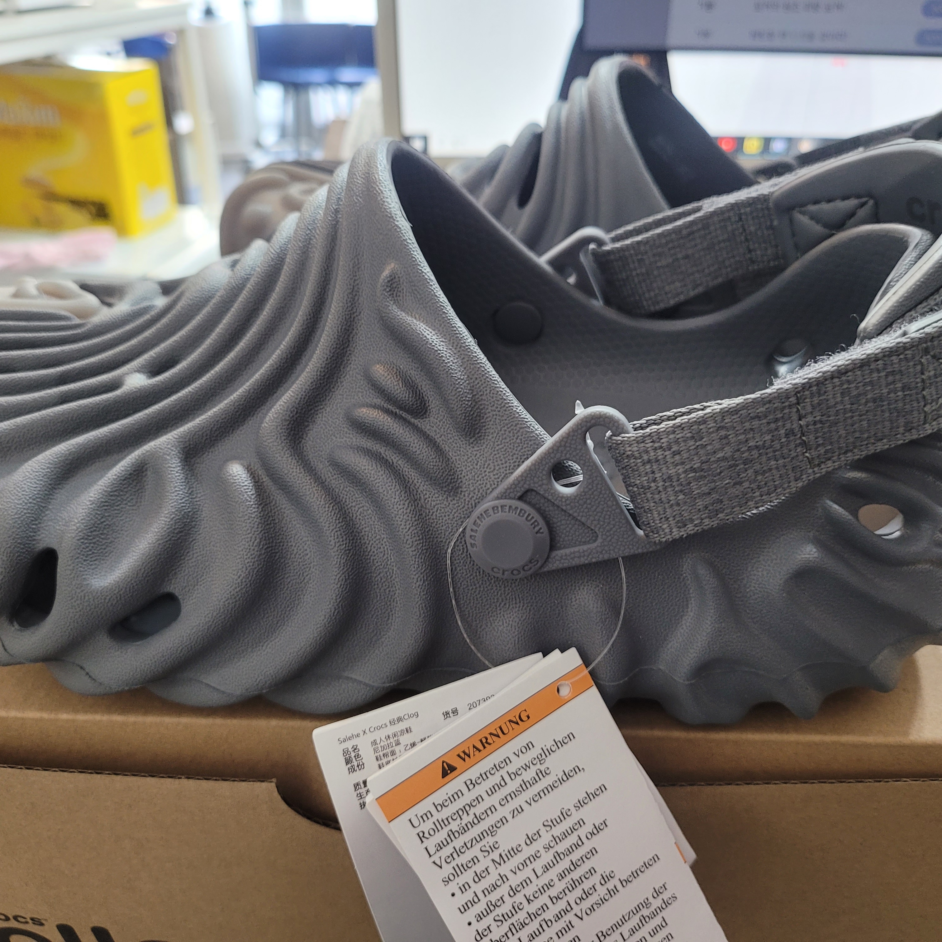 Crocs x Salehe Bembury Pollex Clog Niagara 착용 스타일 - 1