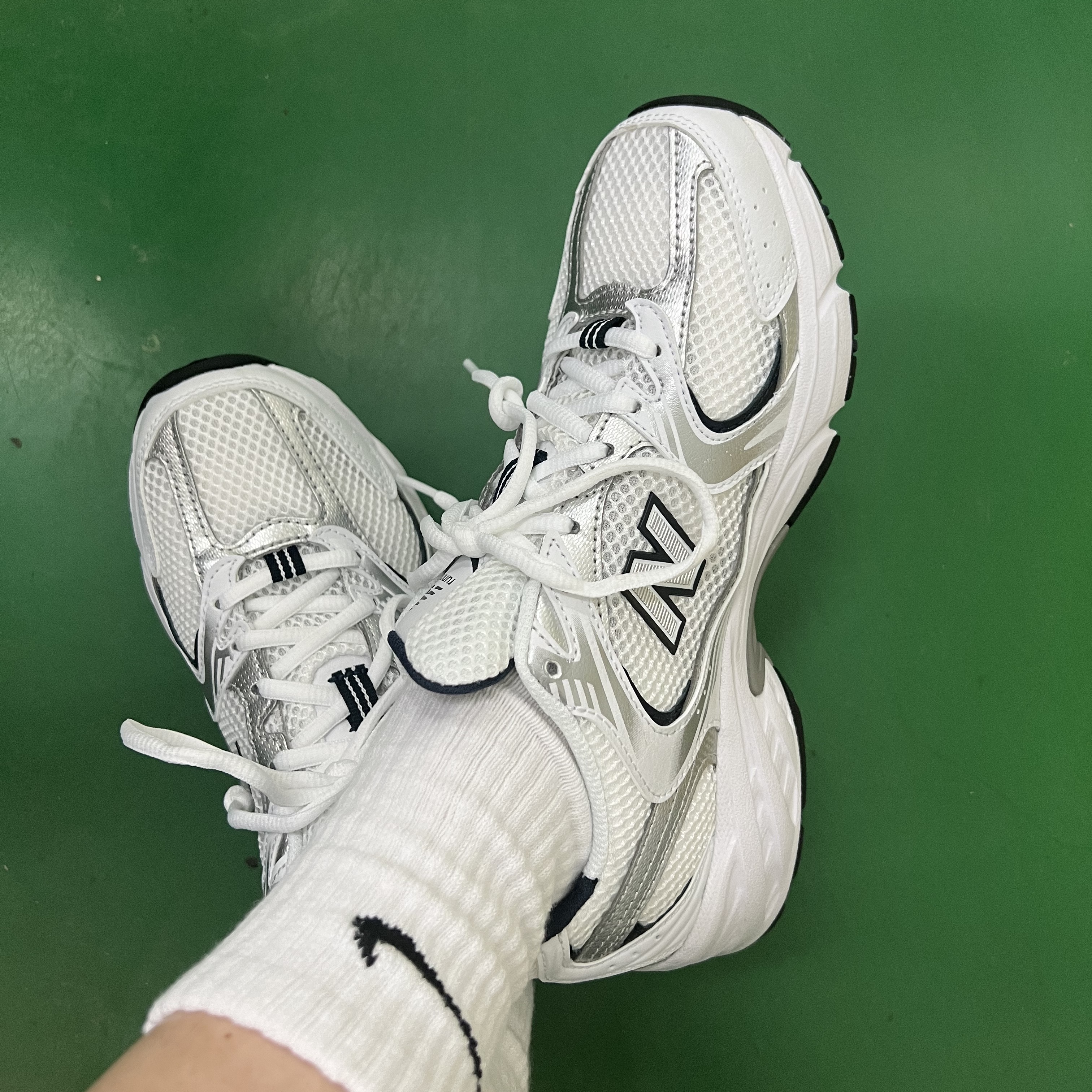New Balance 530 White 착용 스타일 - 1
