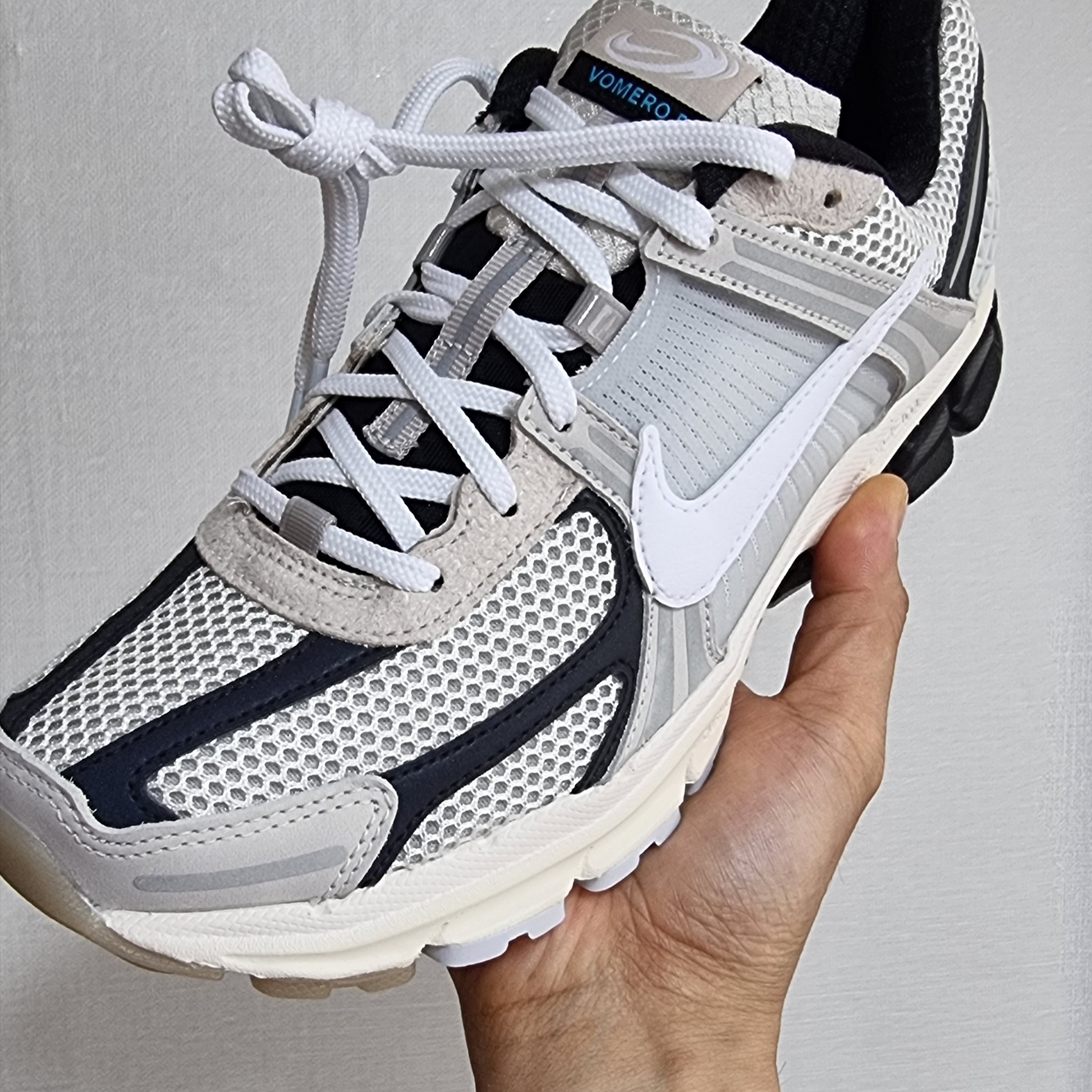 Nike Zoom Vomero 5 Light Bone and Black 착용 스타일 - 1