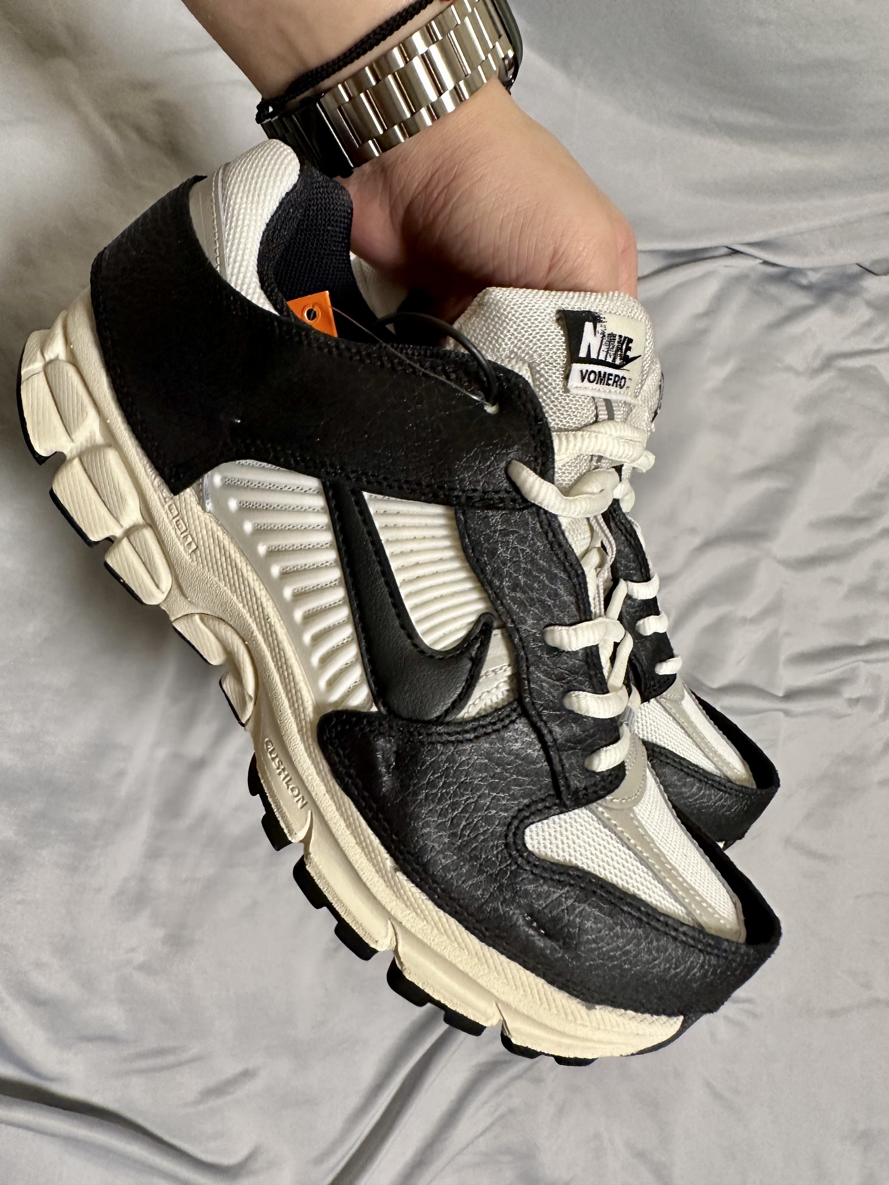(W) Nike Zoom Vomero 5 Wolf Grey and Black 착용 스타일 - 1