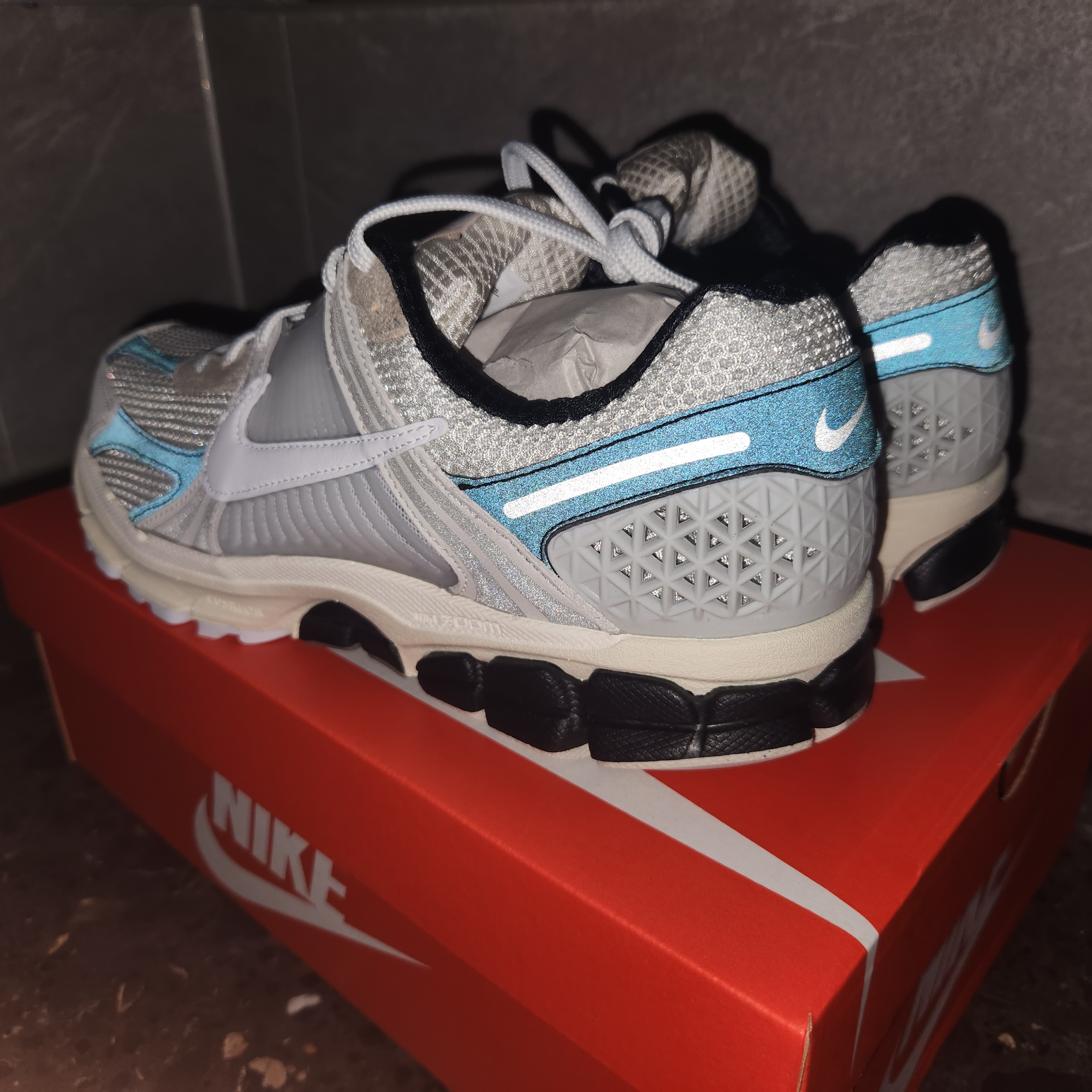 Nike Zoom Vomero 5 Light Bone and Black 착용 스타일 - 2