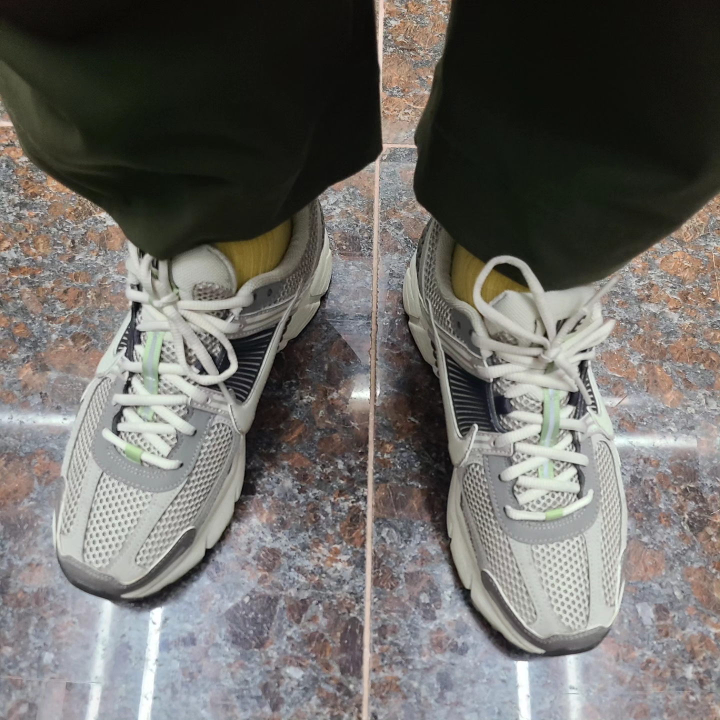 (W) Nike Zoom Vomero 5 Cobblestone and Flat Pewter 착용 스타일 - 3