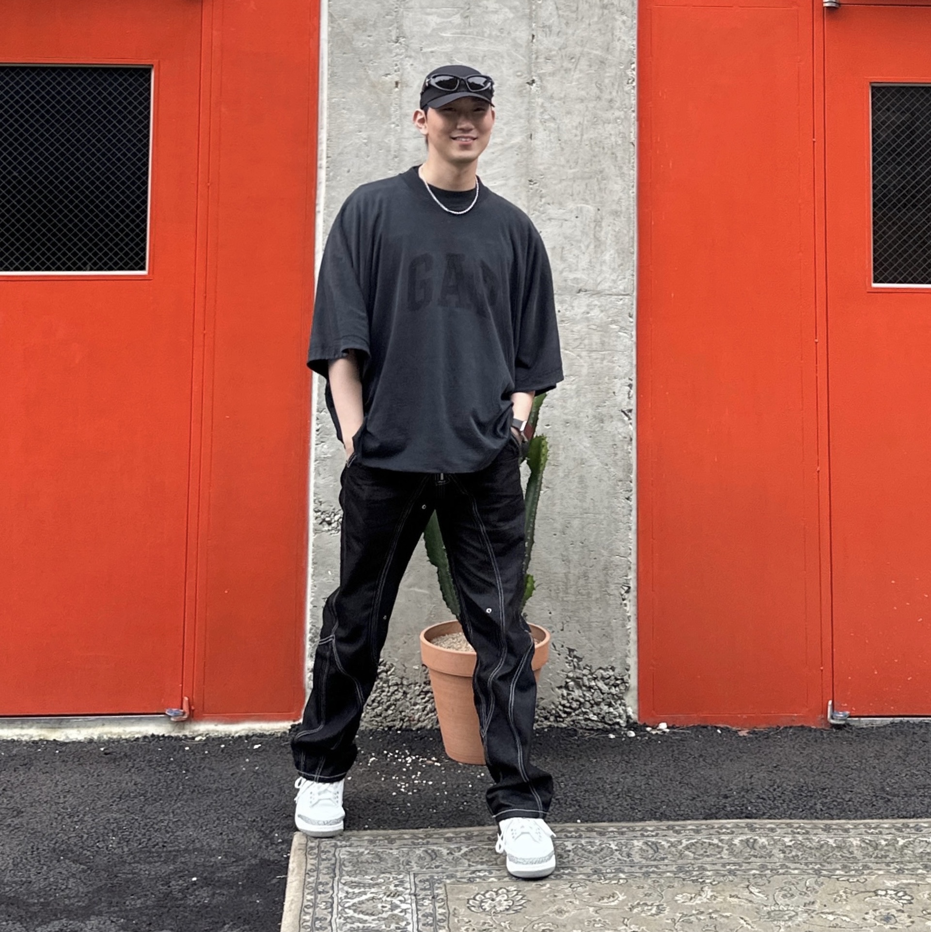 Gentle Monster Paso 01 Black, Yeezy Gap Engineered By Balenciaga Dove No Seam T-Shirt Black 착용 스타일 - 2