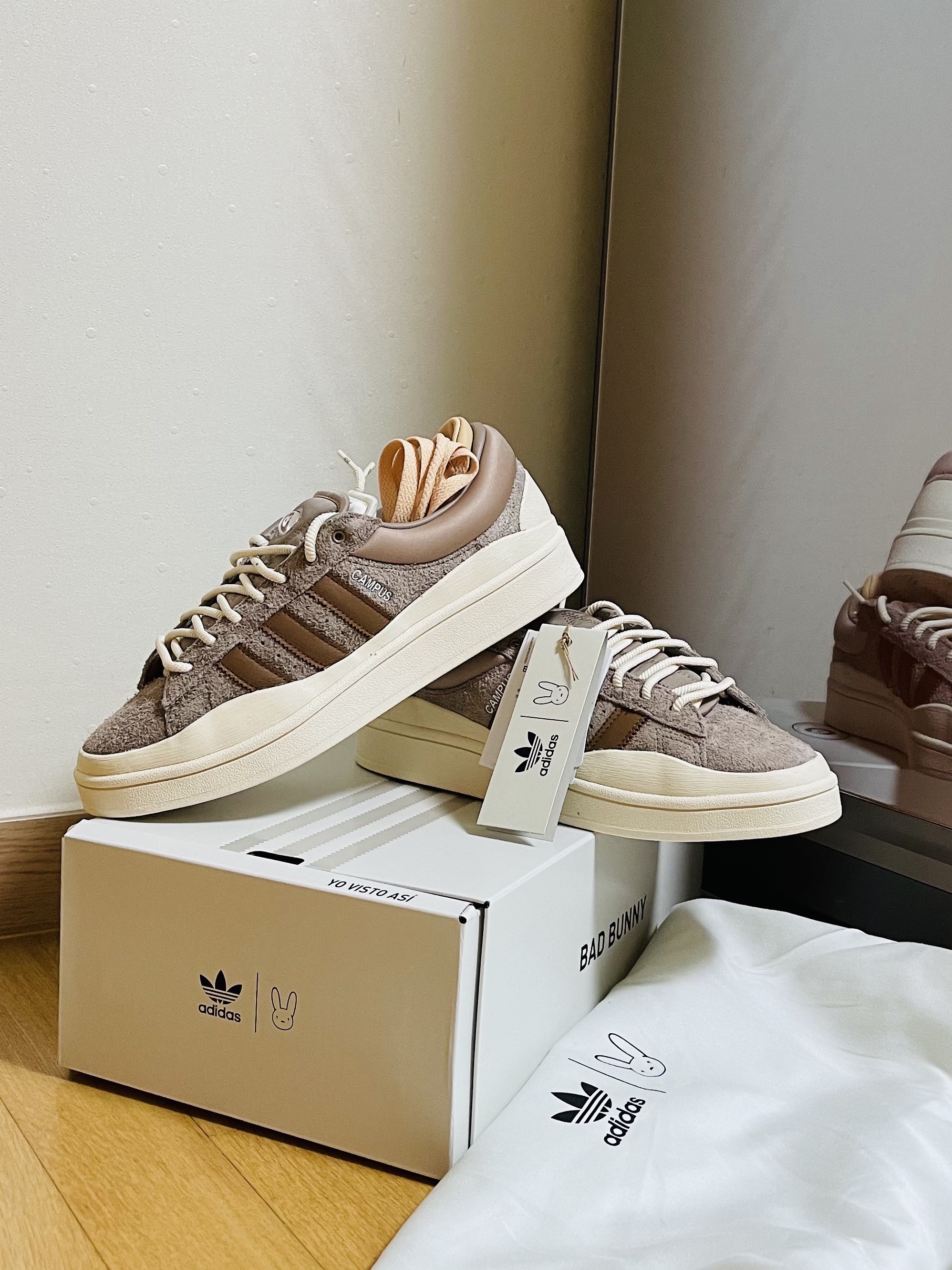 Adidas x Bad Bunny Campus Supplier Color White 착용 스타일