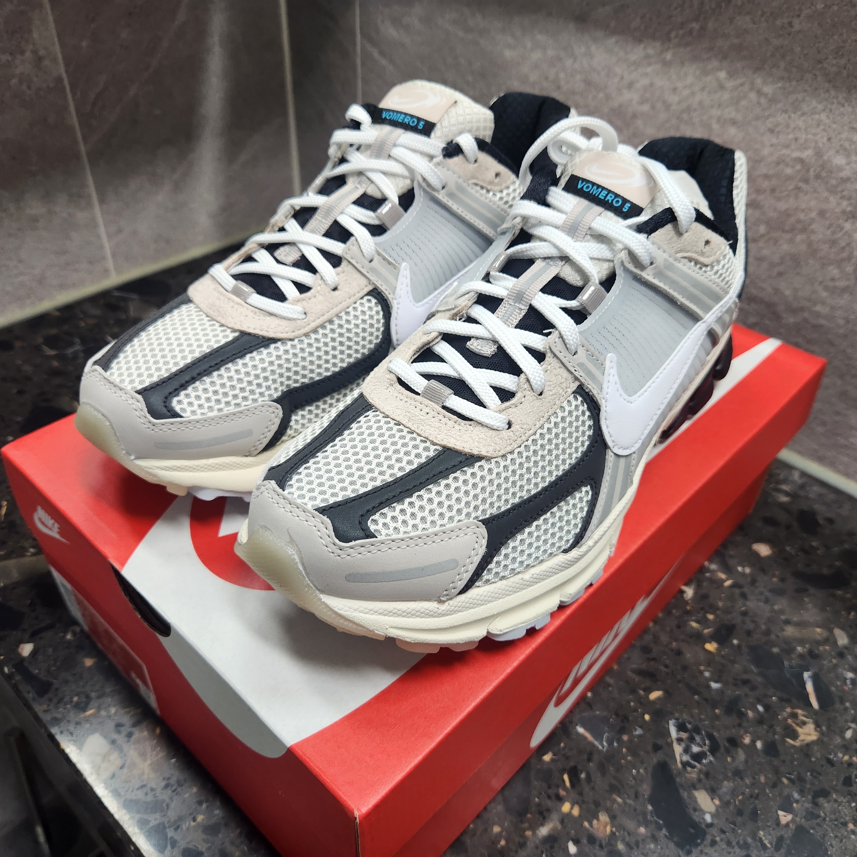 Nike Zoom Vomero 5 Light Bone and Black 착용 스타일 - 3