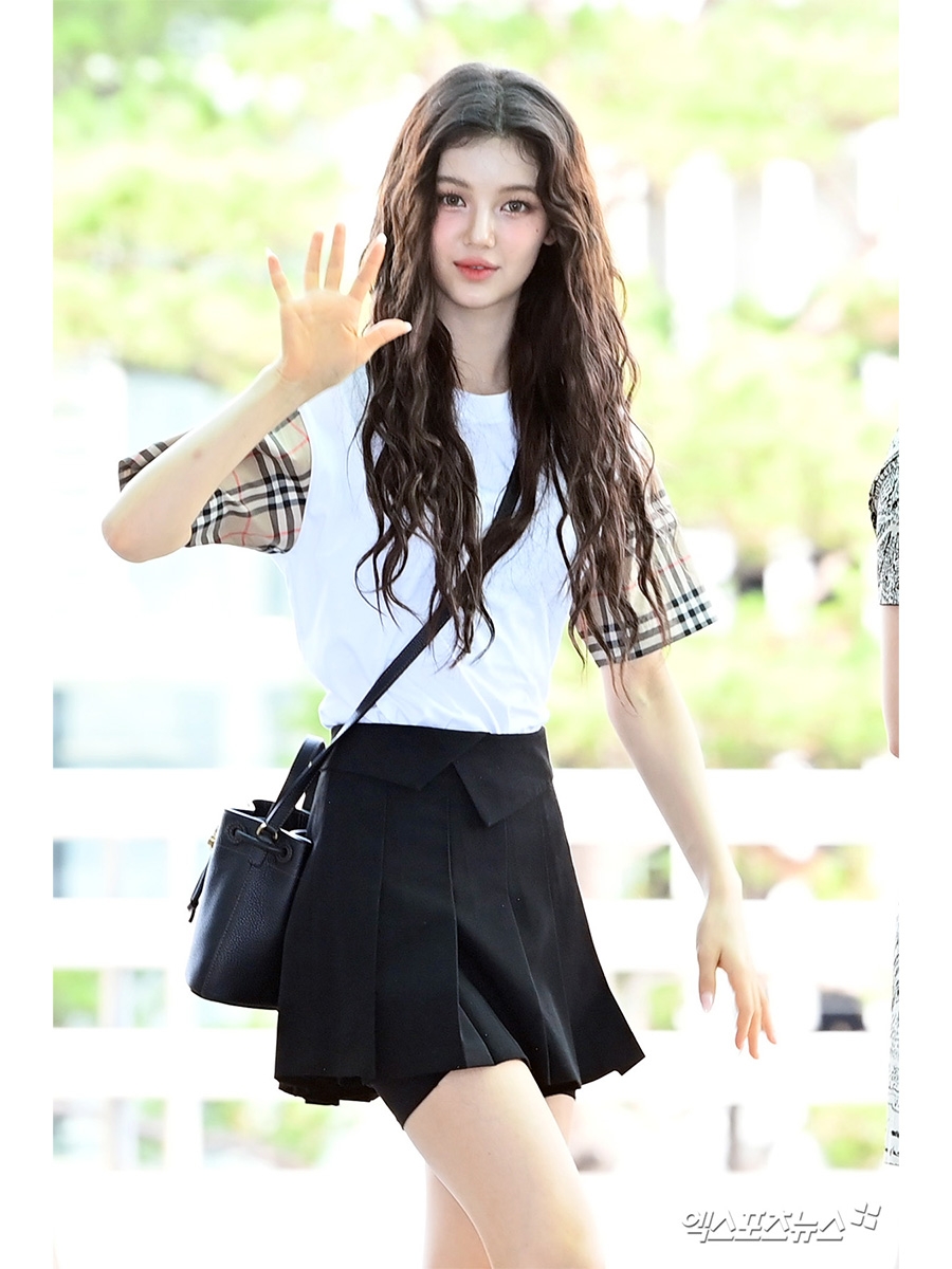 (W) Burberry Vintage Check Sleeve Cotton Oversized T-Shirt White 착용 스타일