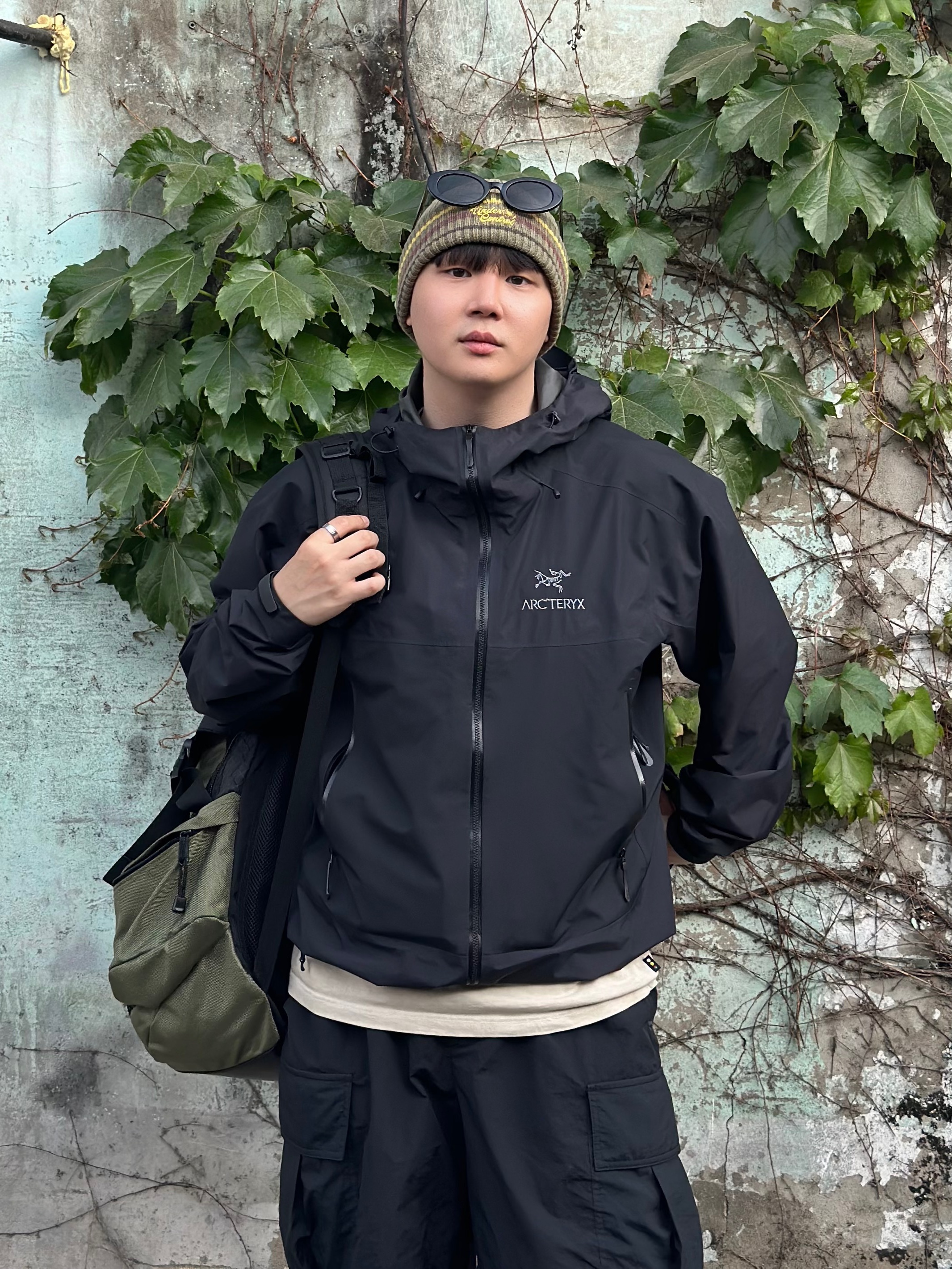 Arc'teryx Beta SL Hybrid Jacket Black, Asics Gel-Venture 6 Feather Grey Black 착용 스타일 - 2
