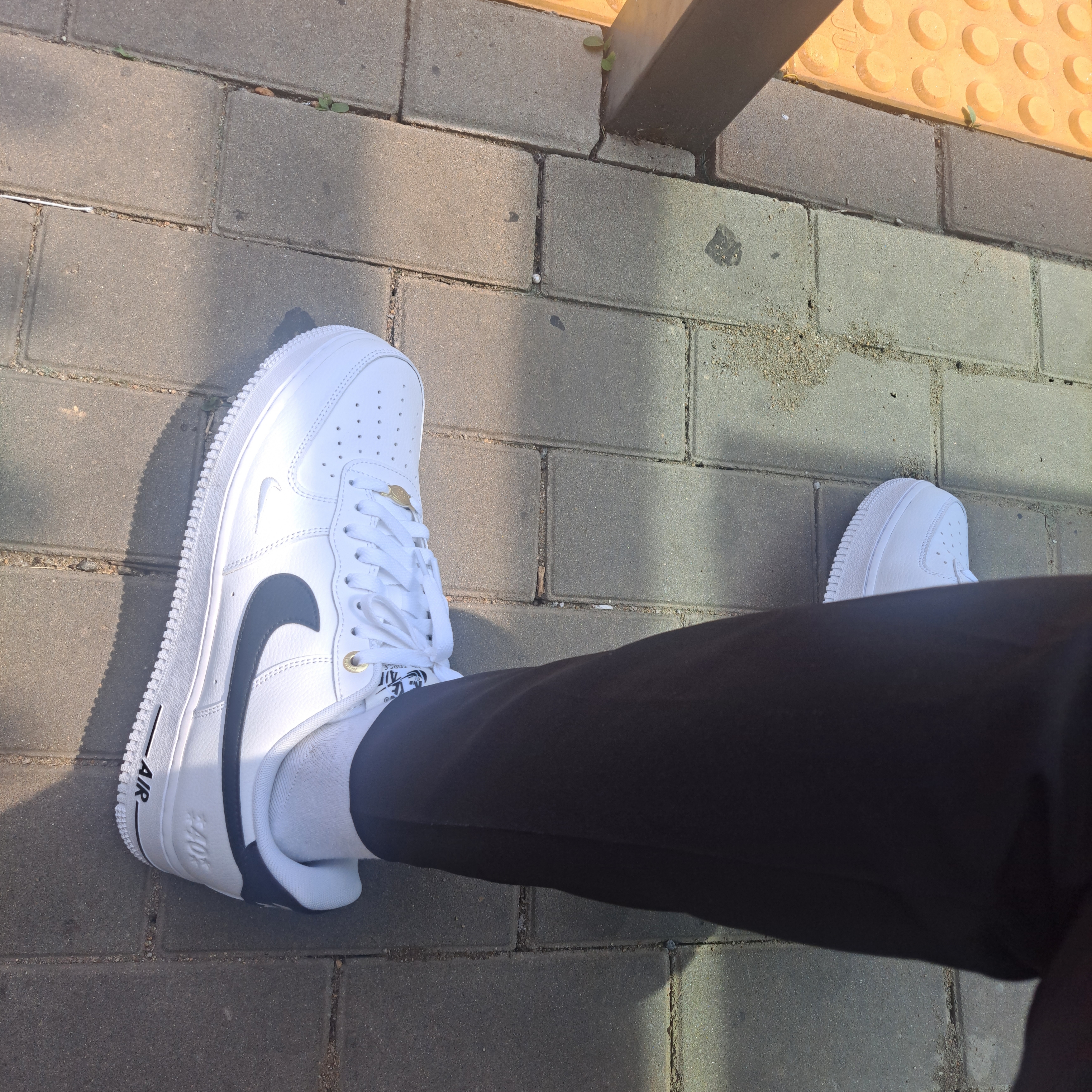 Nike Air Force 1 '07 LV8 40th Anniversary Join Forces White Black 착용 스타일 - 2