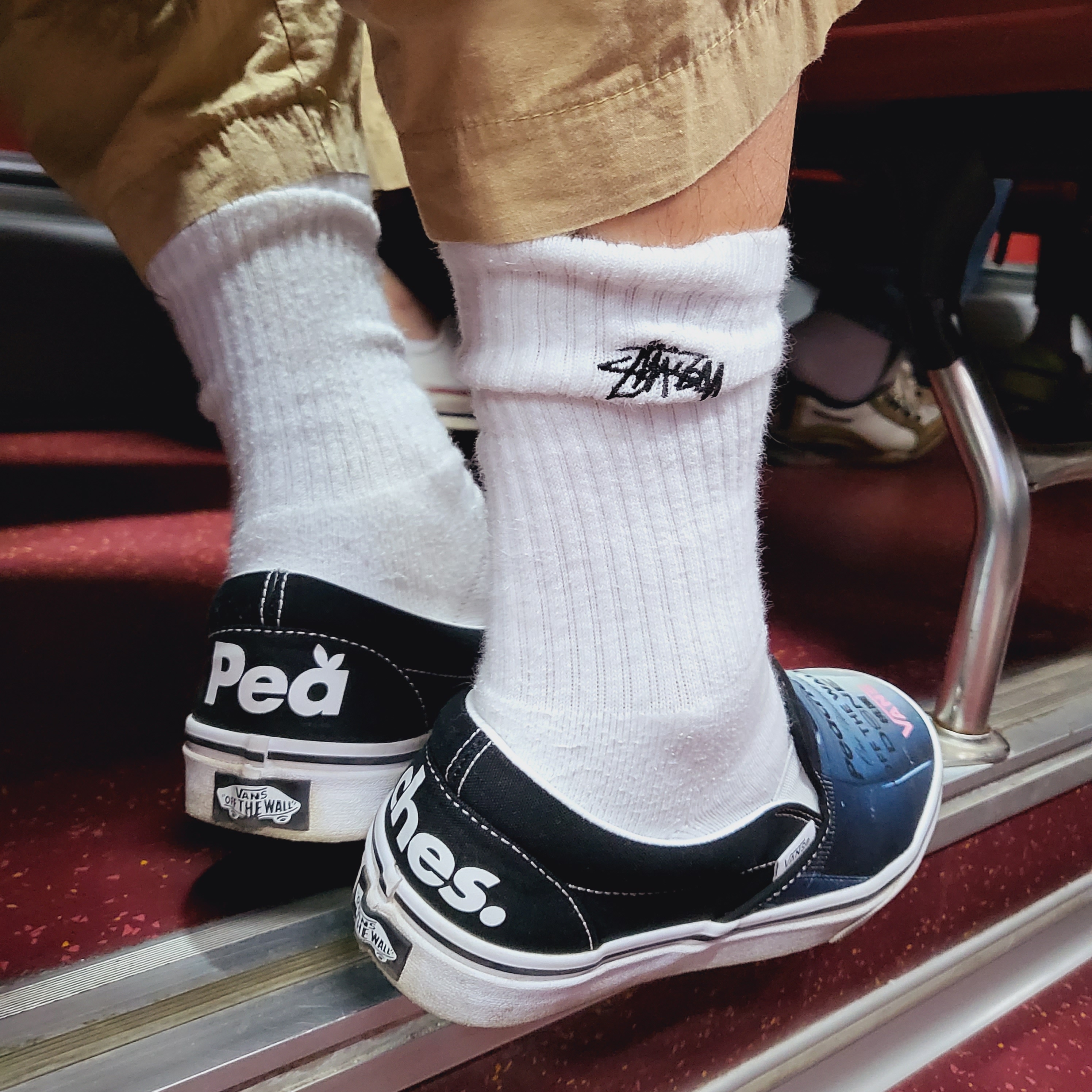 Vans x Peaches. Classic Slip-On Black True White, Stussy Small Stock Crew Socks White (3 Pack) 착용 스타일