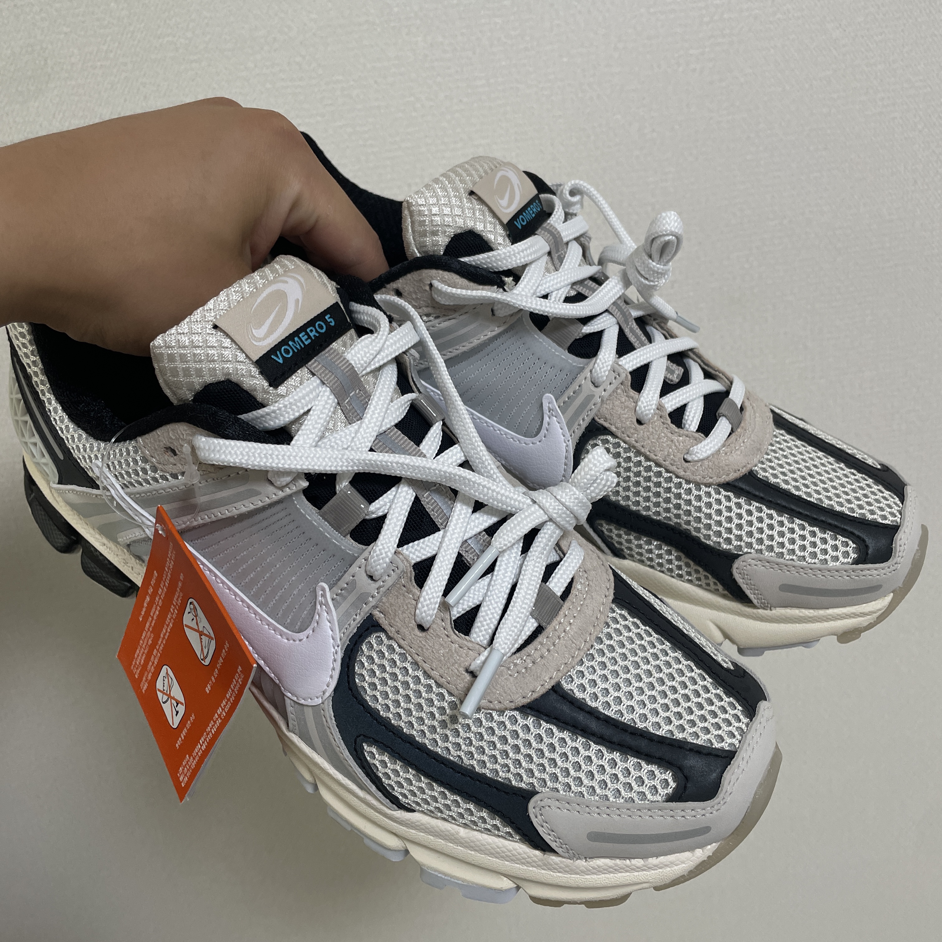 Nike Zoom Vomero 5 Light Bone and Black 착용 스타일 - 3