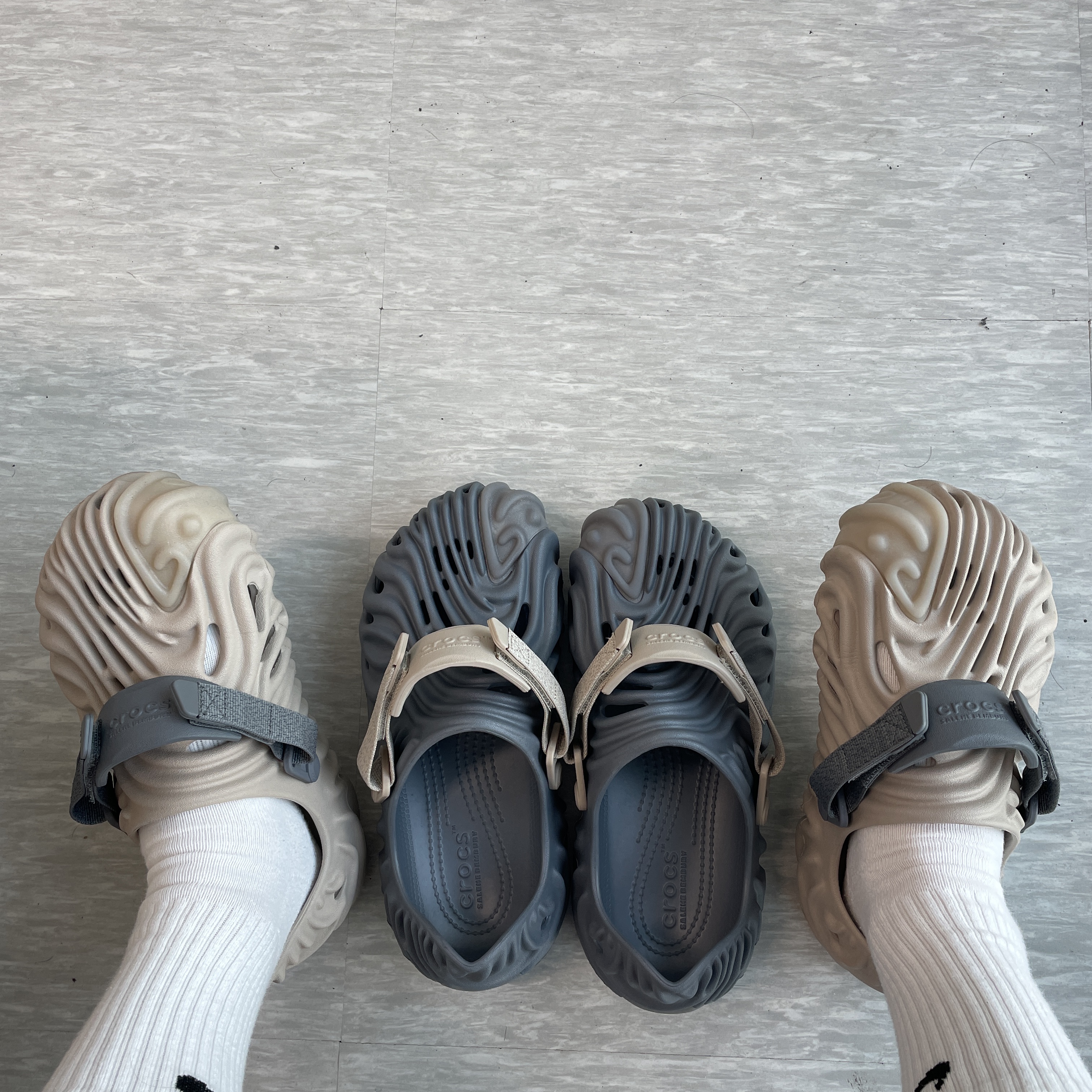 Crocs x Salehe Bembury Pollex Clog Niagara, Crocs x Salehe Bembury Pollex Clog Horchata 착용 스타일 - 2