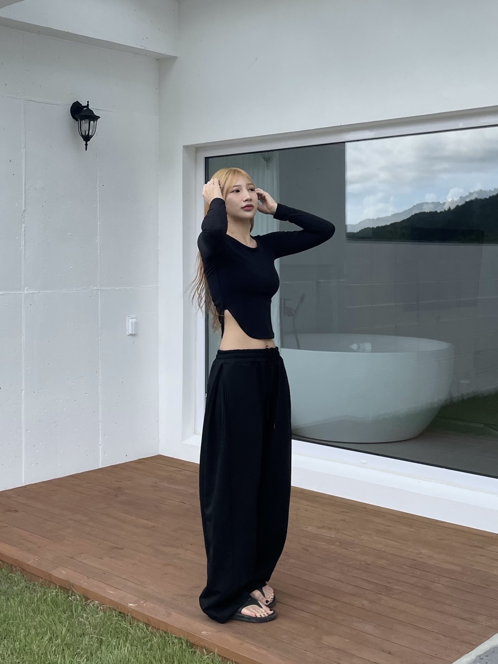 Oofos OOriginal Black 착용 스타일 - 1