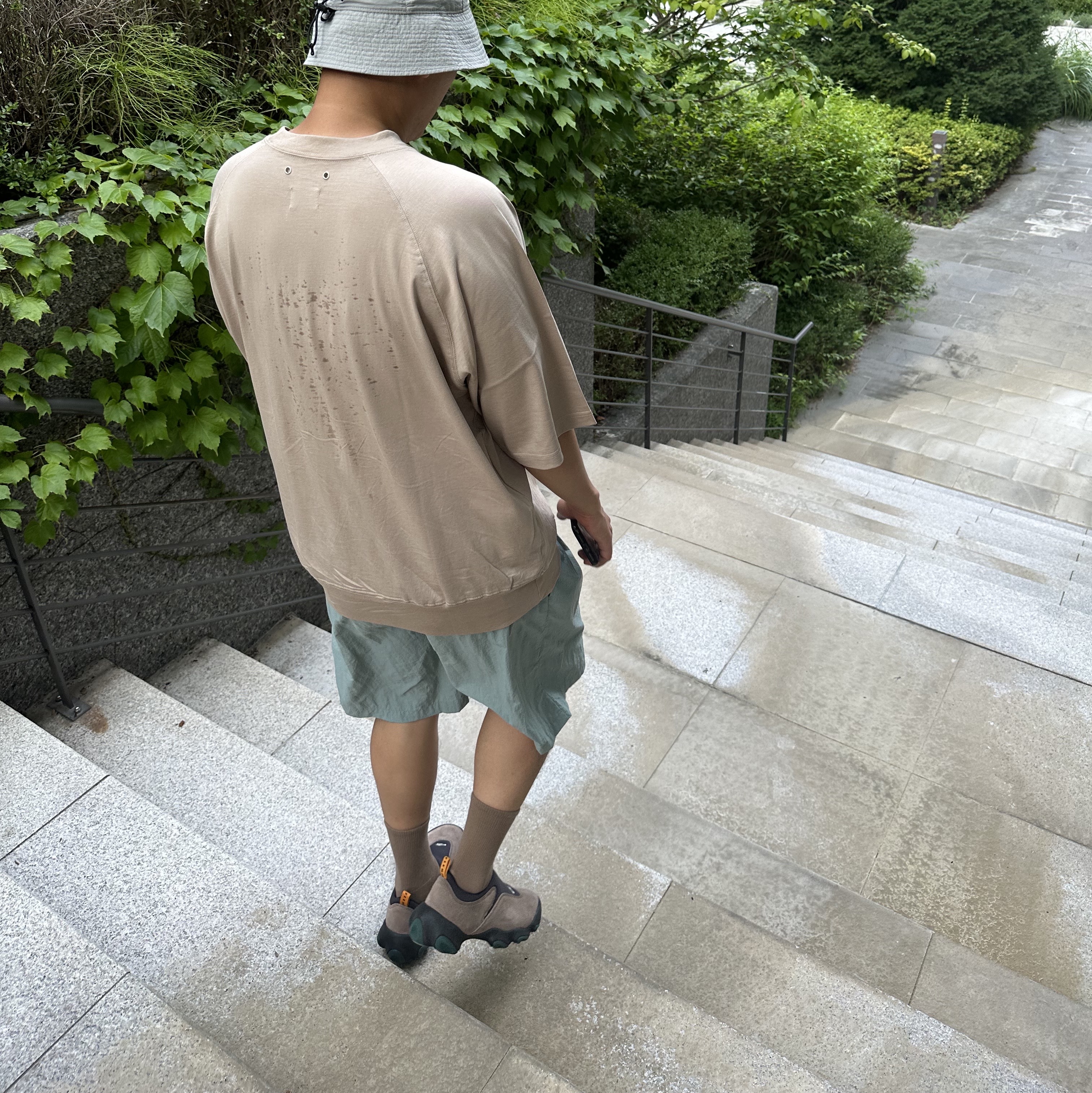 Oakley Factory Team x Brain Dead Suede Flesh Taupe 착용 스타일 - 1