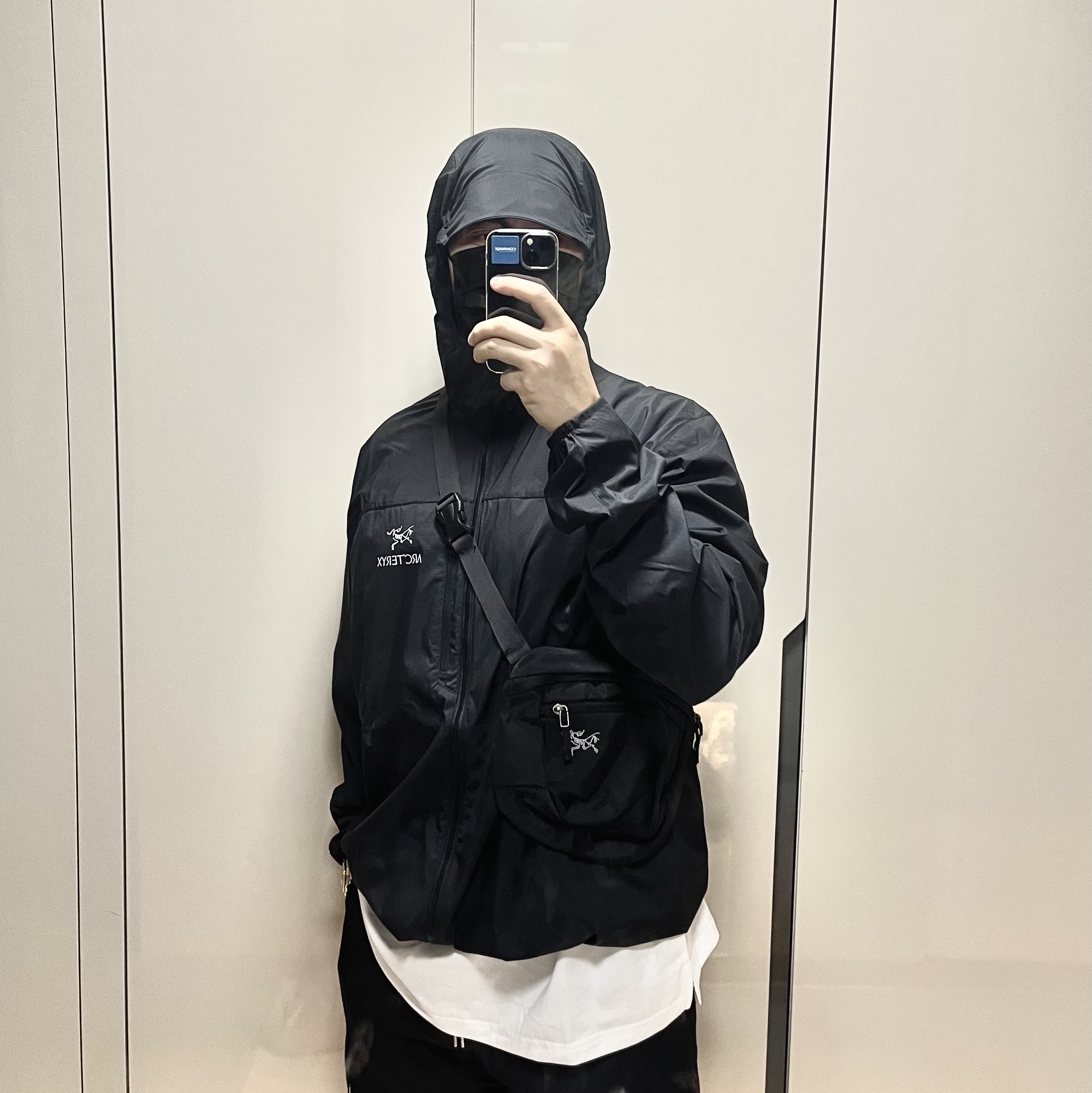 Arc'teryx Squamish Hoody Black, Arc'teryx Mantis 1 Waistpack Black 착용 스타일